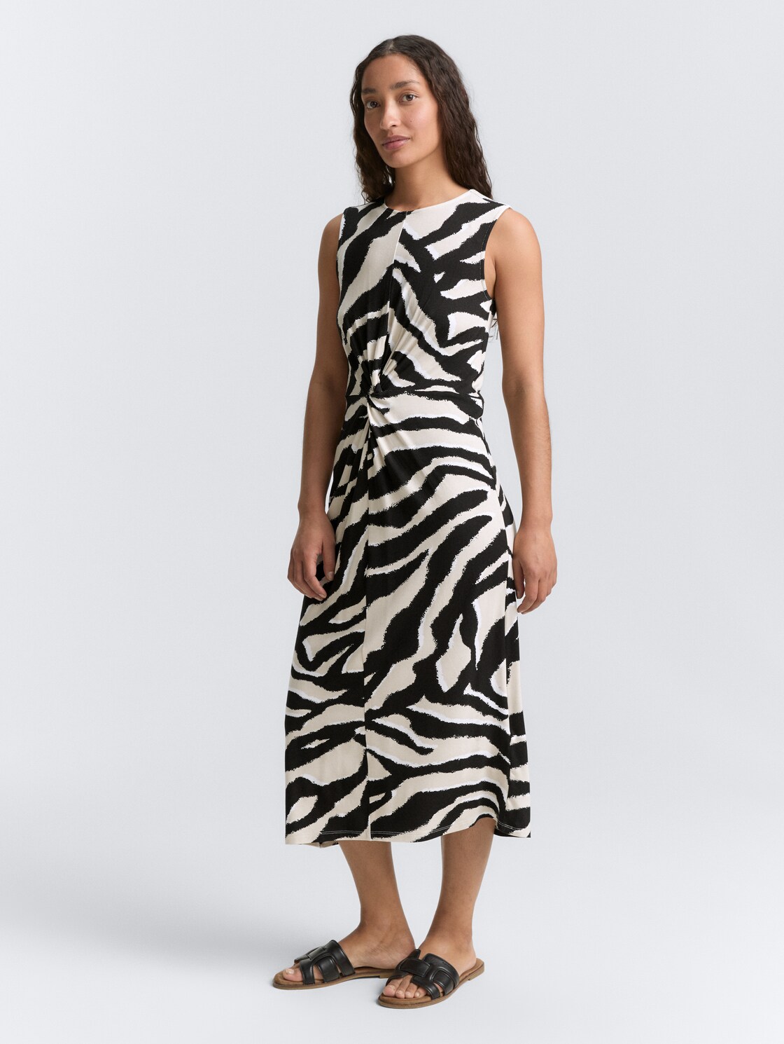 Jersey Midi-Kleid mit Knoten-Detail - abstract beige zebra - seitliche Model-Ansicht