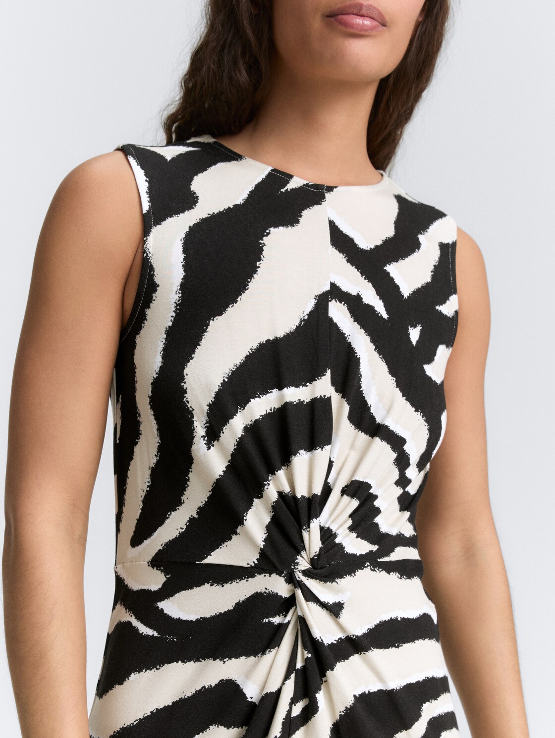 Jersey Midi-Kleid mit Knoten-Detail - abstract beige zebra - Detail-Model-Ansicht