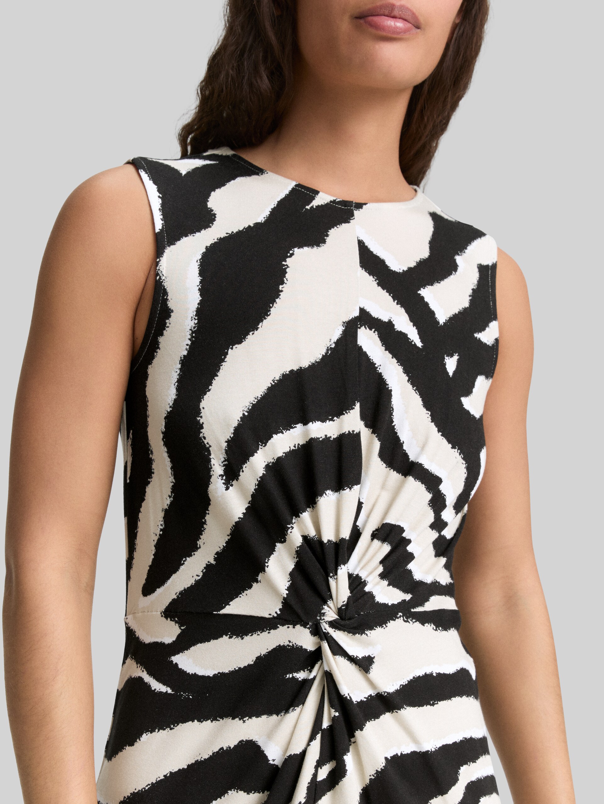 Jersey midi dress with knot detail - abstract beige zebra - Detail model view