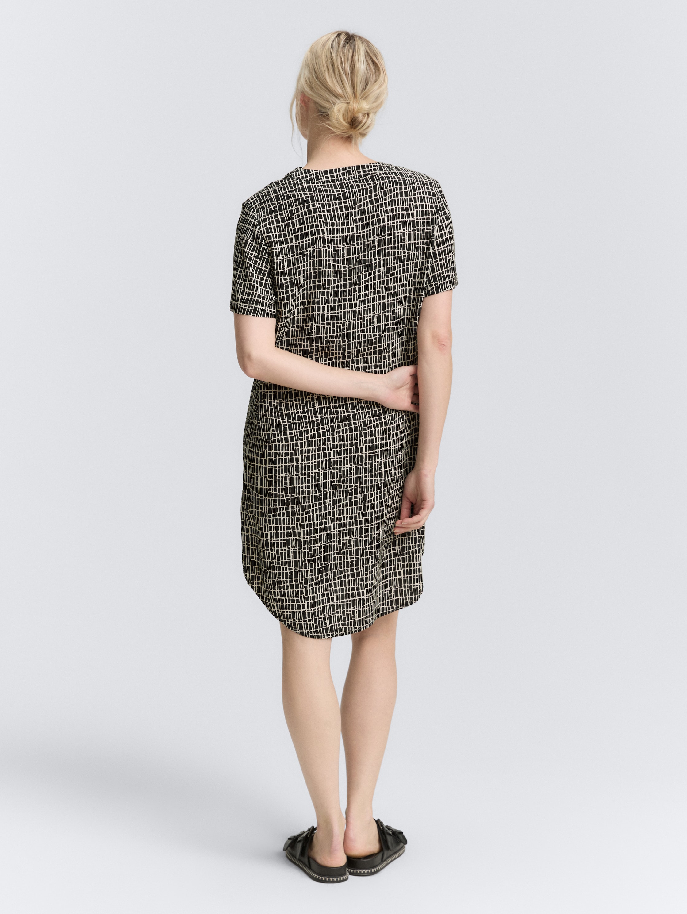 Kleid aus Viskose - abstract_black_grid_design - 