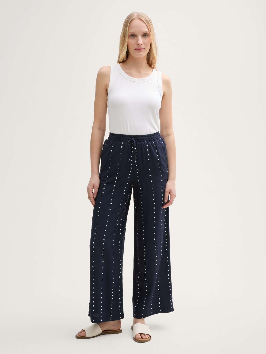 Loose Wide Leg Palazzo Hose - navy dot print - Model-Vorderansicht