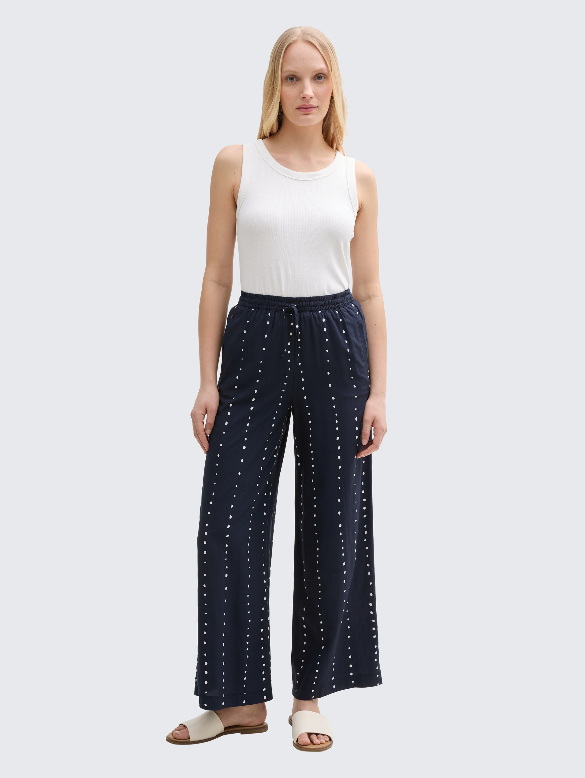 Loose Wide Leg Palazzo Hose - navy dot print - Model-Vorderansicht