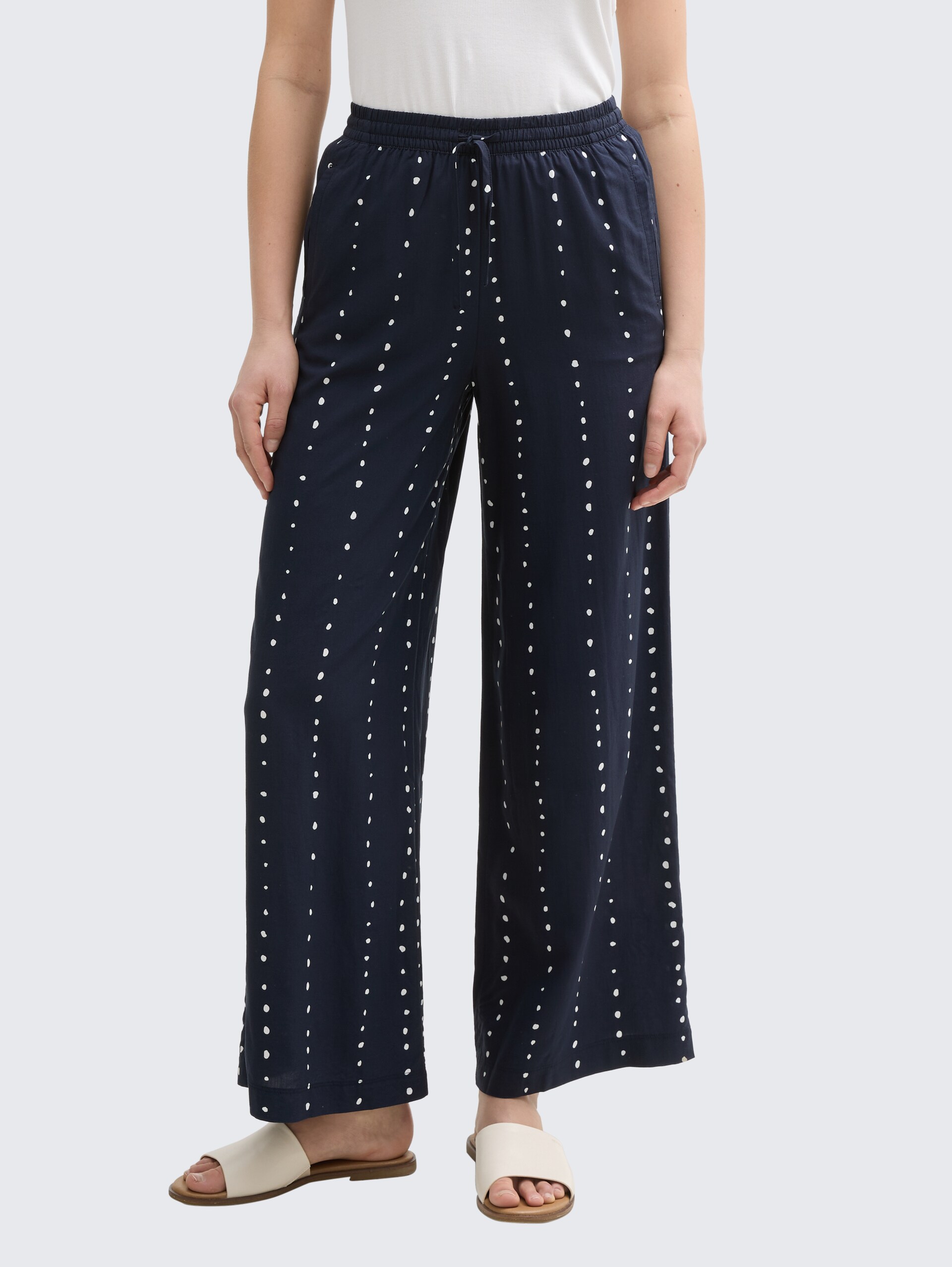Loose Wide Leg Palazzo Hose - navy dot print - Ausschnitt Model-Vorderansicht