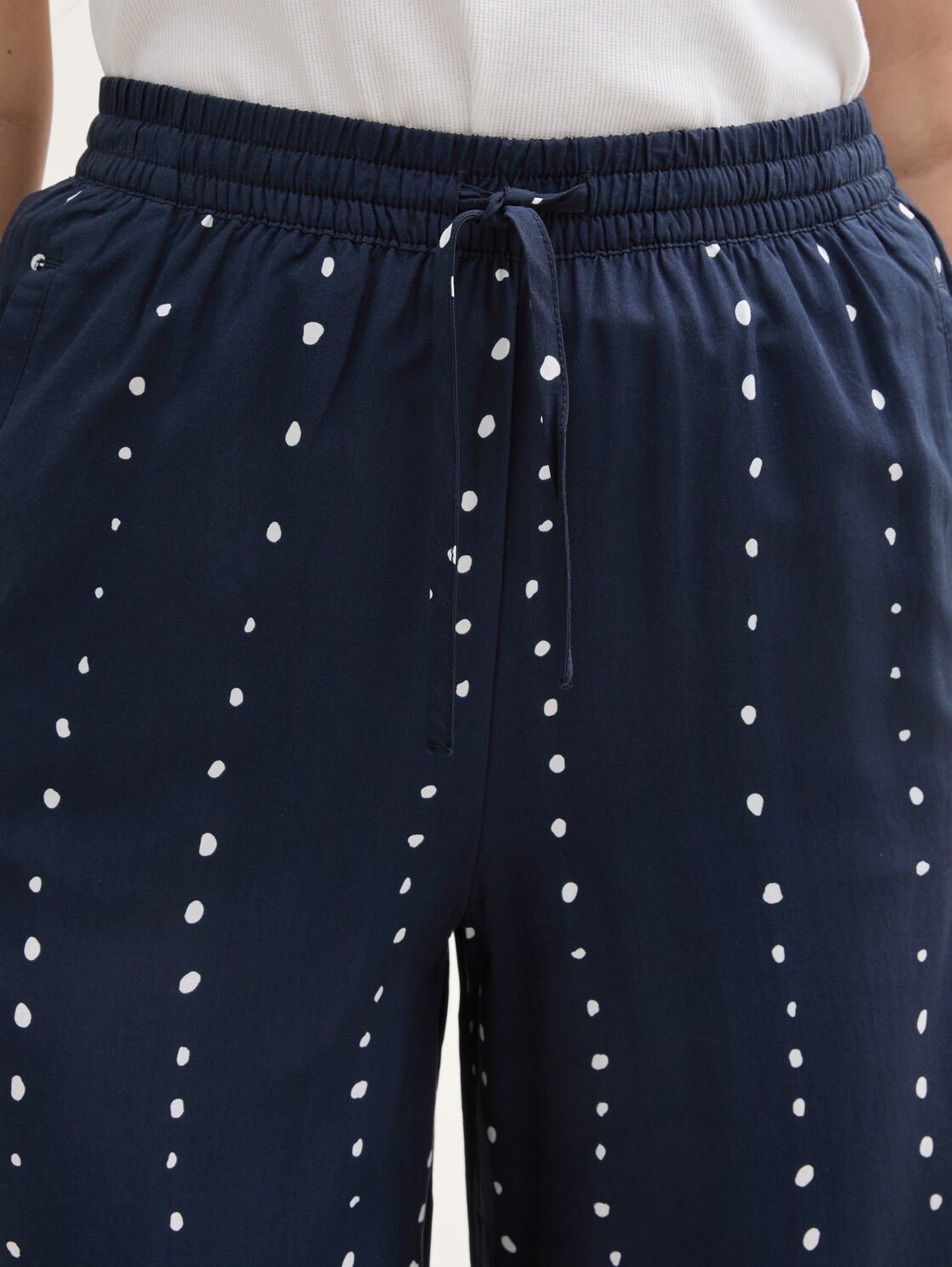 Loose Wide Leg Palazzo Hose - navy dot print - Detail-Model-Ansicht