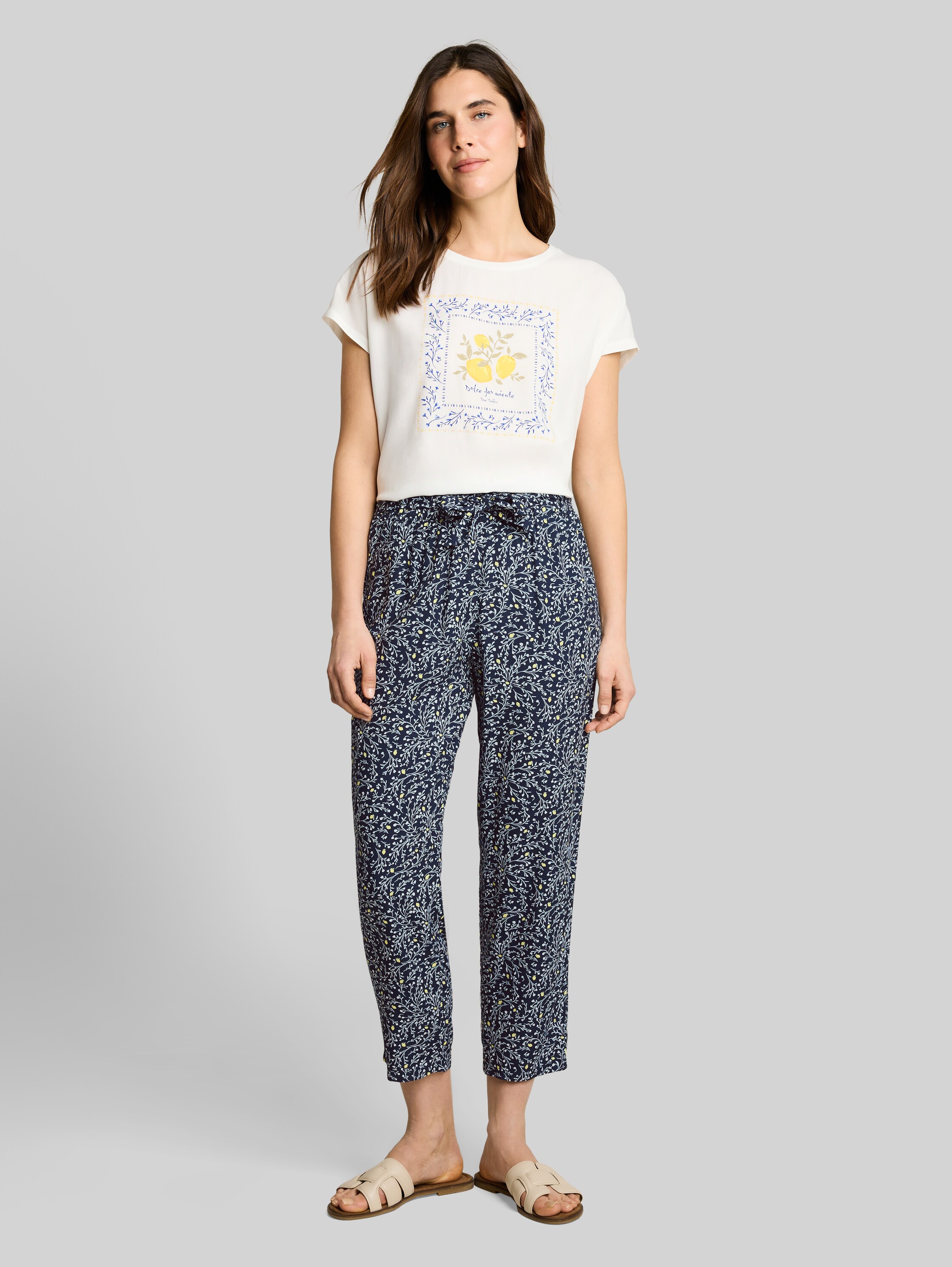 Loose Fit панталони Slim с висока талия