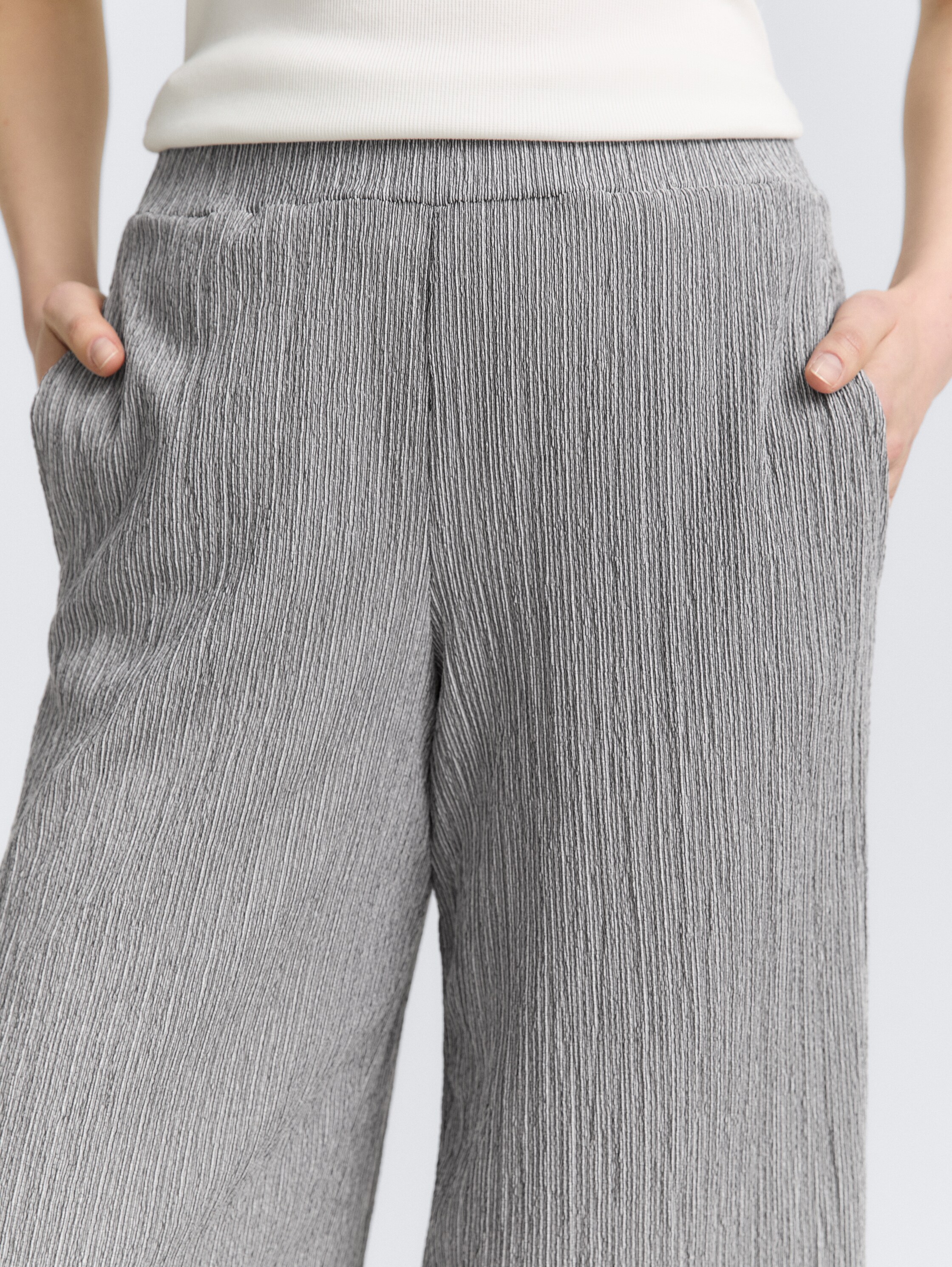 Crinkle Culotte Hose - deep_black_offwhite_structure - 