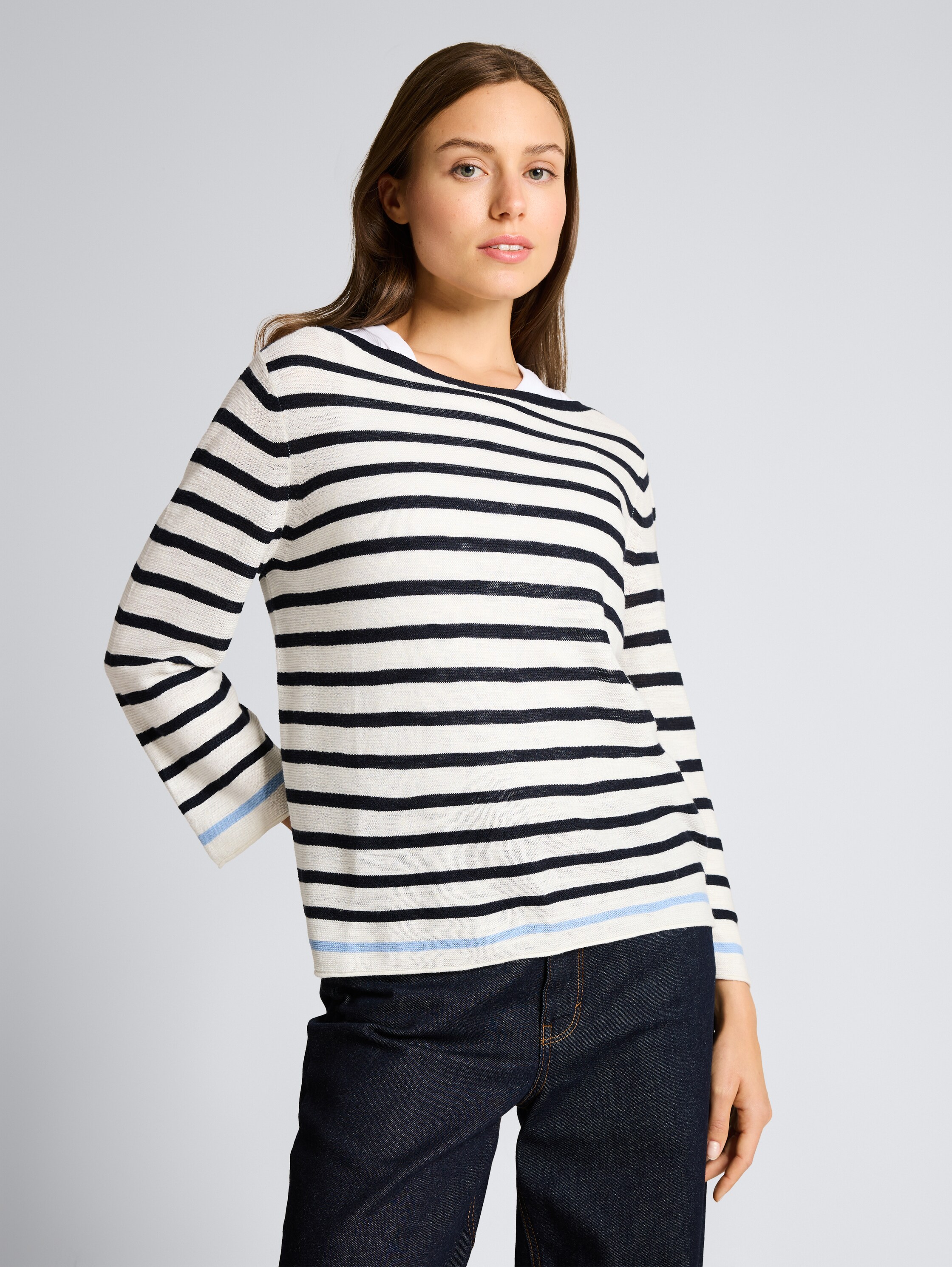 Strickpullover mit Streifenmuster - navy offwhite blue stripe - Ausschnitt Model-Vorderansicht