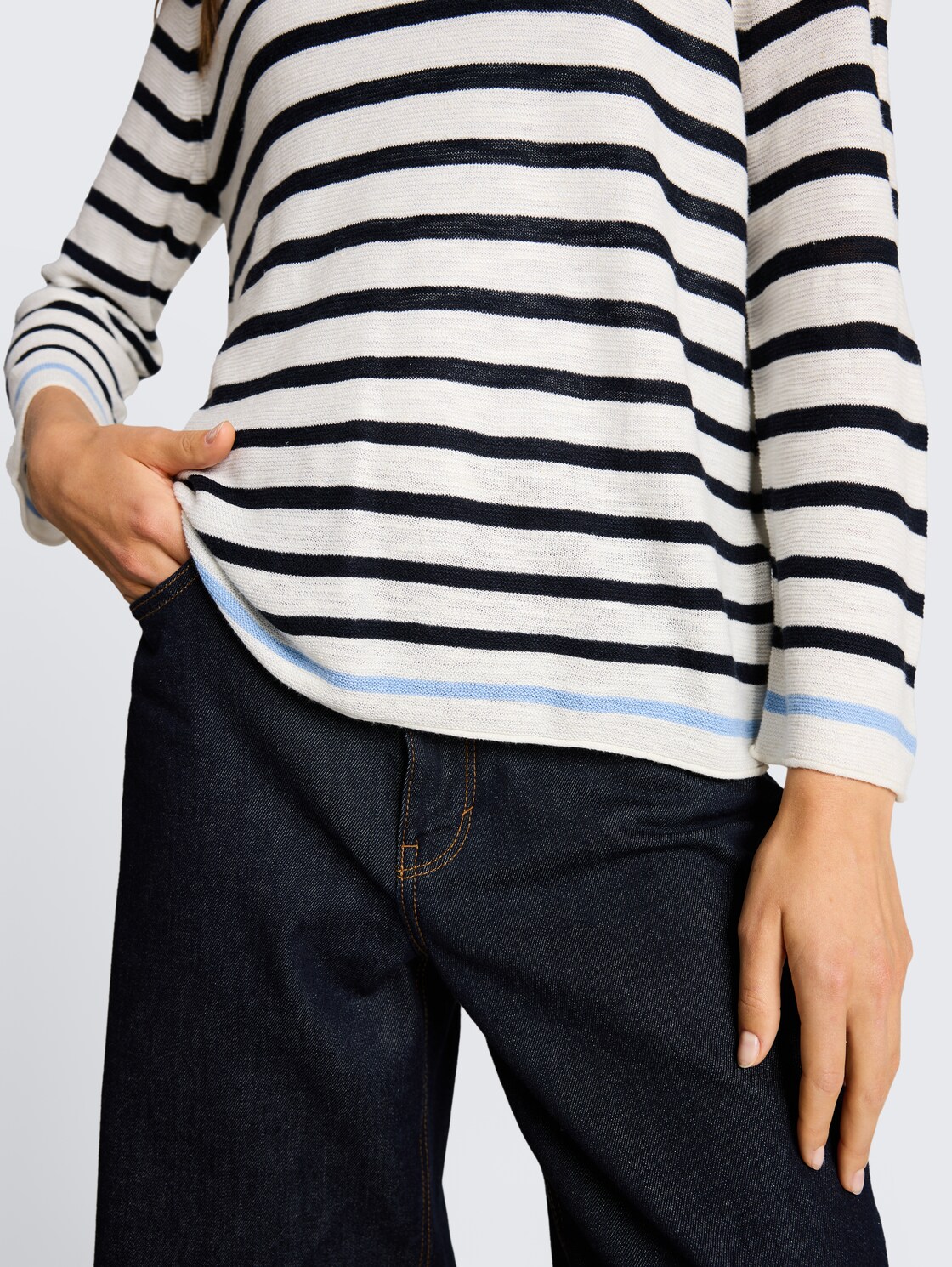 Strickpullover mit Streifenmuster - navy offwhite blue stripe - Detail-Model-Ansicht