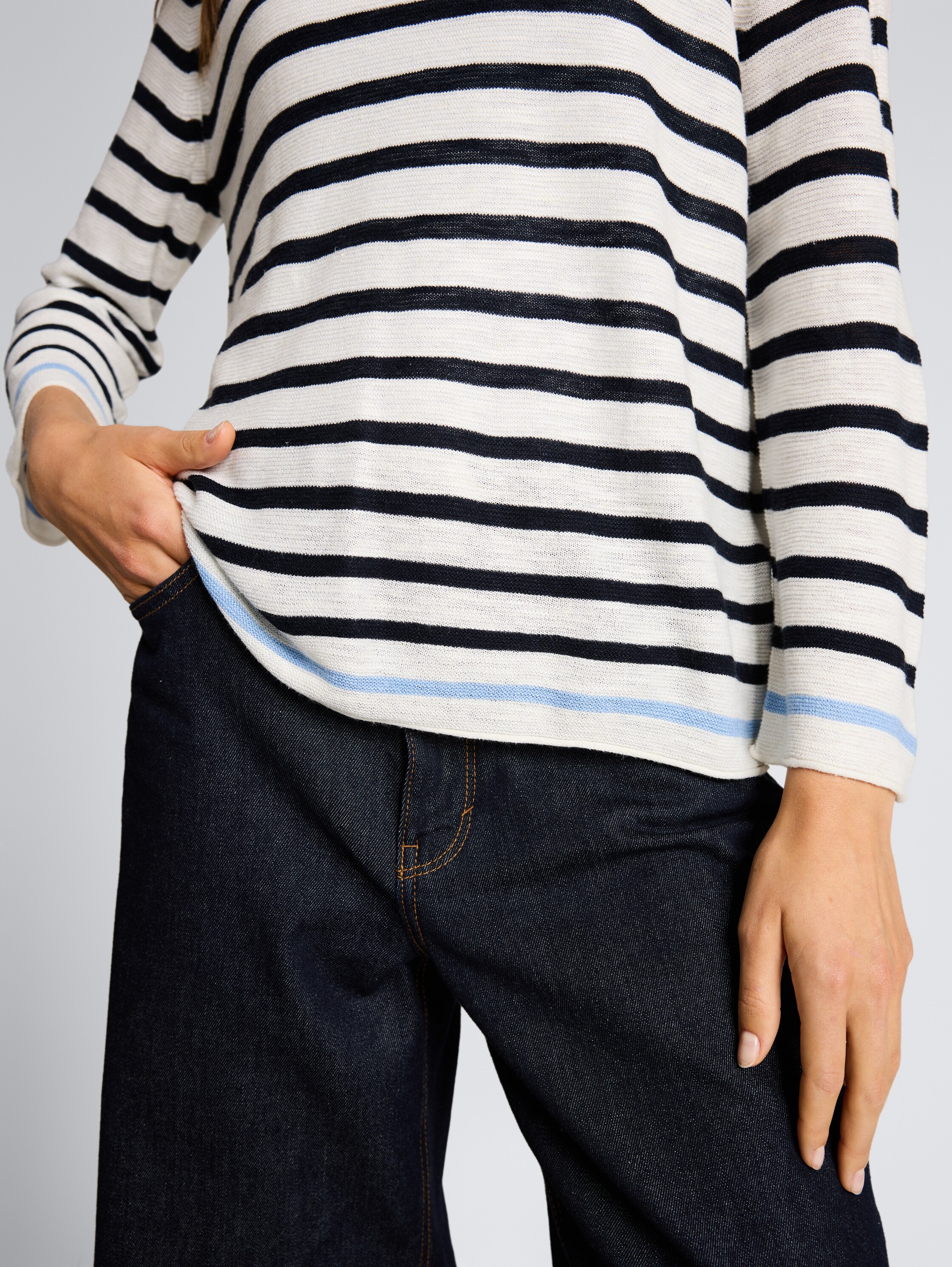Strickpullover mit Streifenmuster - navy offwhite blue stripe - Detail-Model-Ansicht
