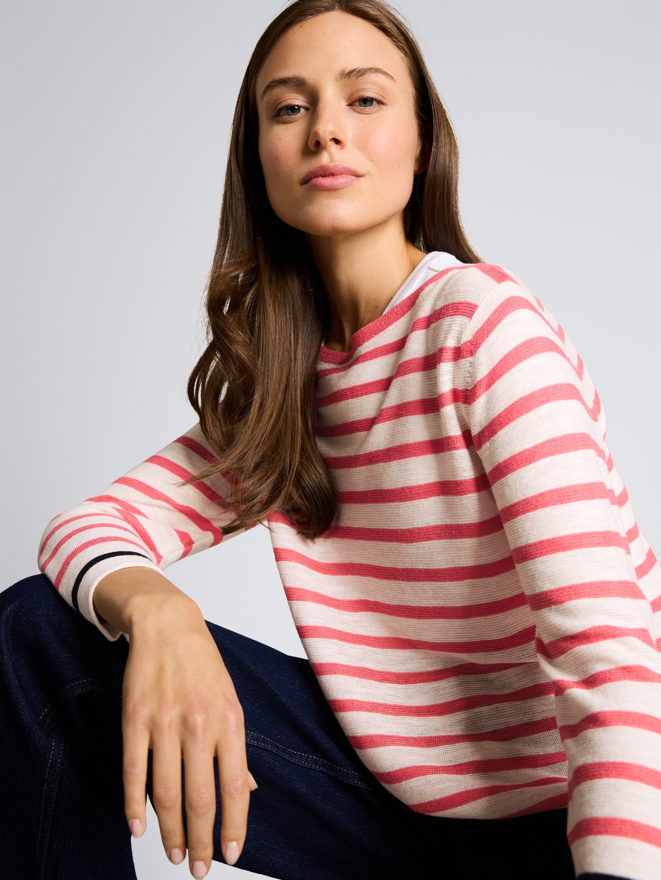 Strickpullover mit Streifenmuster - coral offwhite navy stripe - Detail-Model-Ansicht