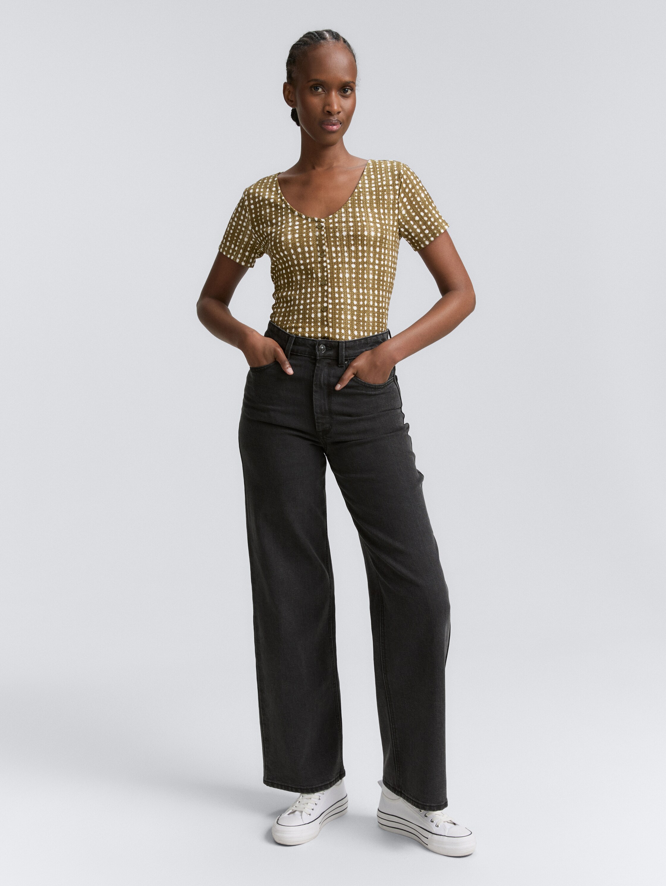 T-Shirt mit dekorativer Knopfleiste - olive_batik_dot_print - 