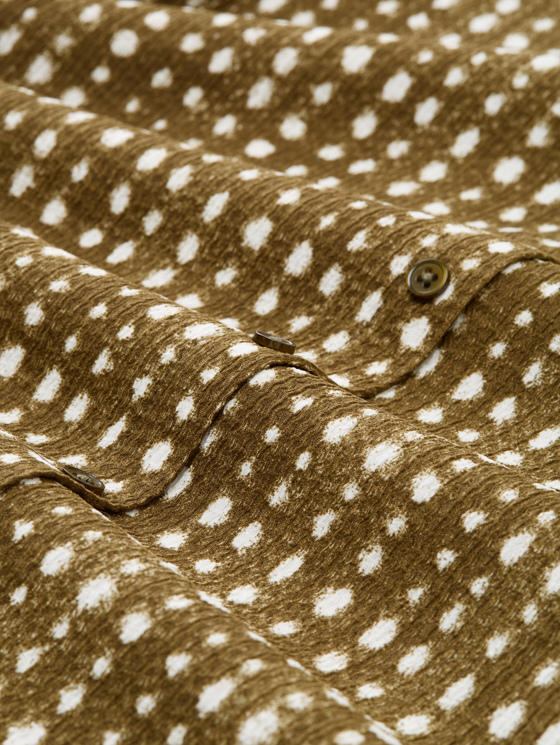 T-Shirt mit dekorativer Knopfleiste - olive_batik_dot_print - 