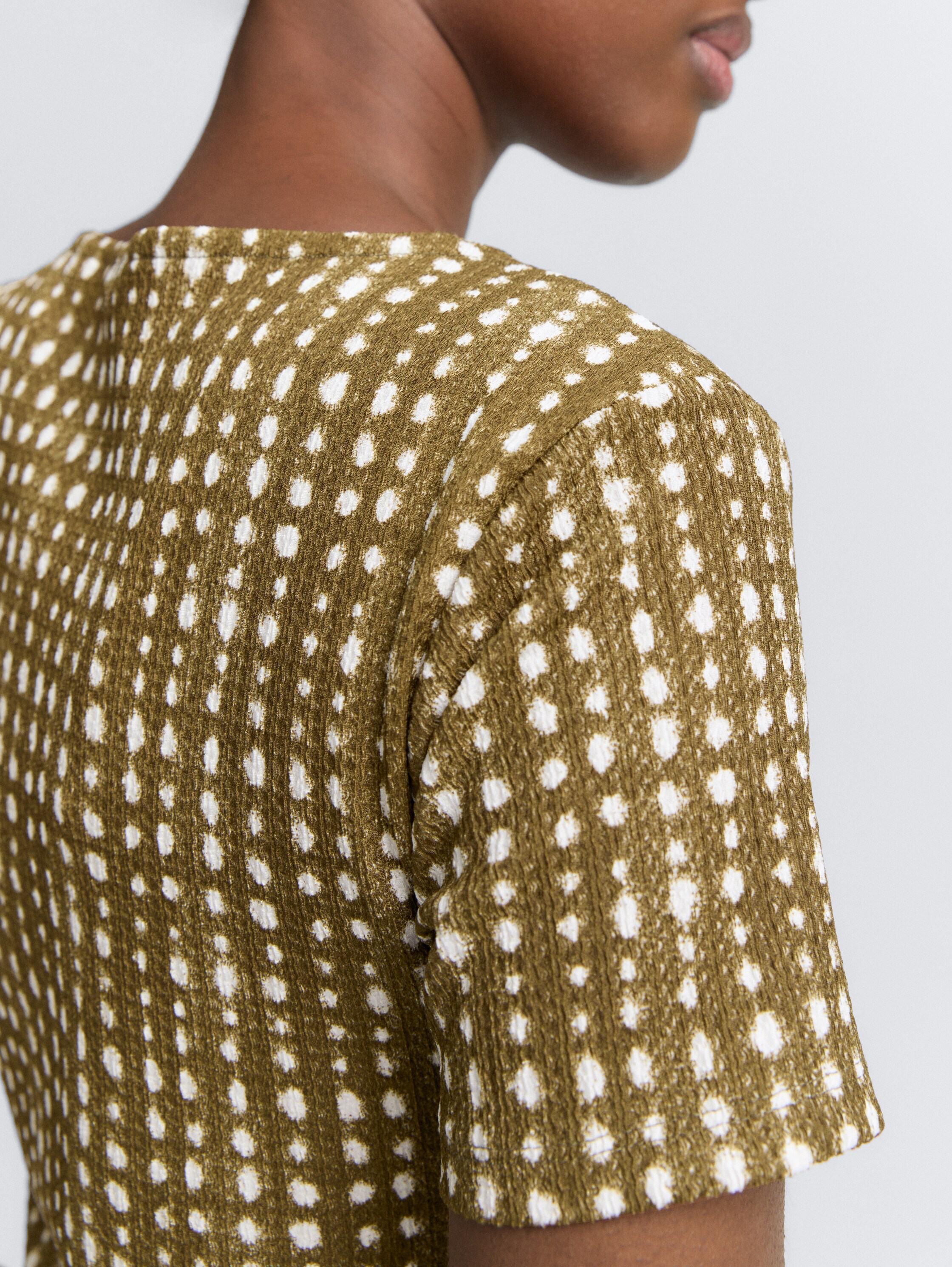 T-Shirt mit dekorativer Knopfleiste - olive_batik_dot_print - 