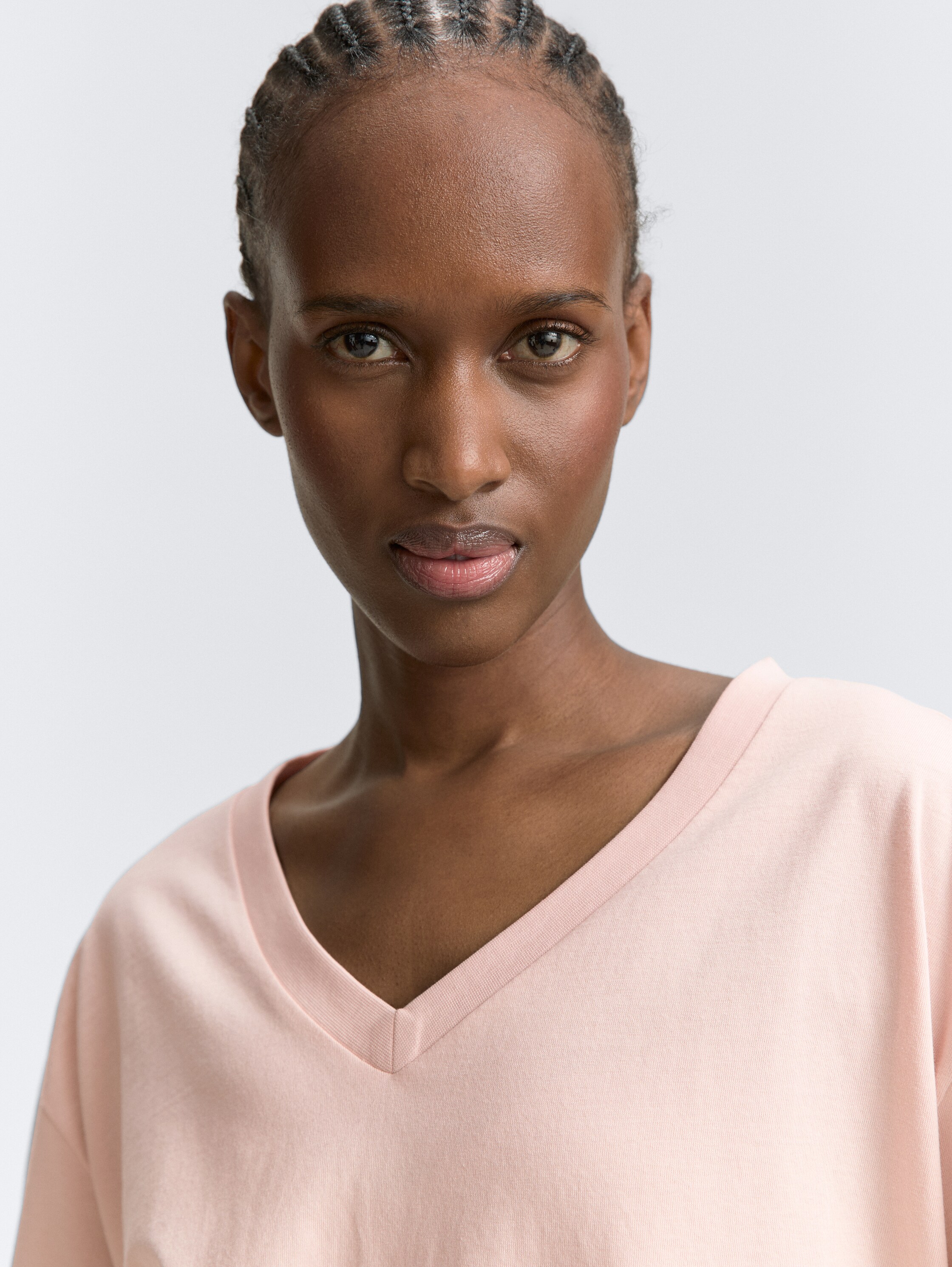 Boxy Fit T-Shirt mit V-Ausschnitt - rose_smoke - 