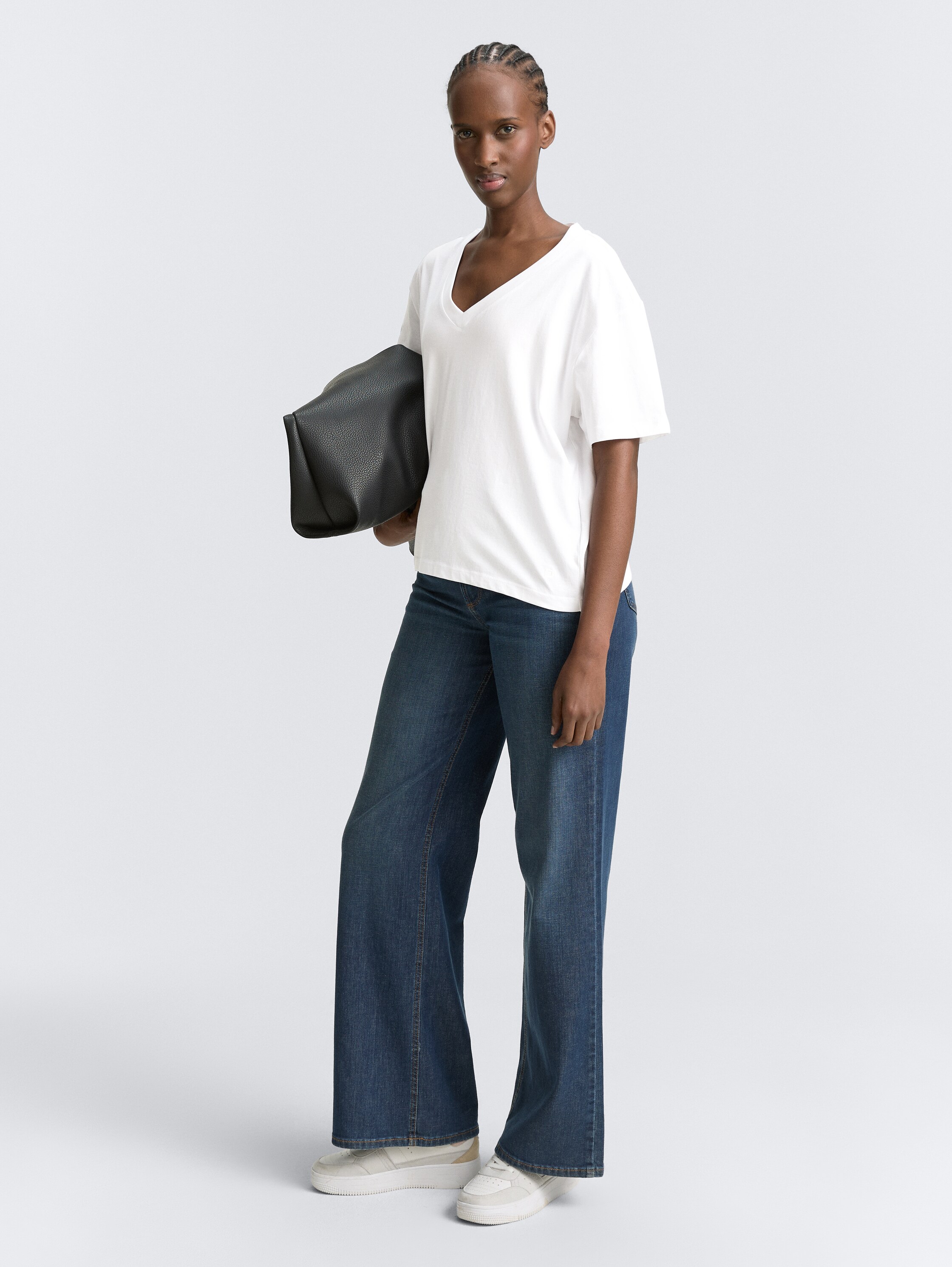 Boxy Fit T-Shirt mit V-Ausschnitt - white - 