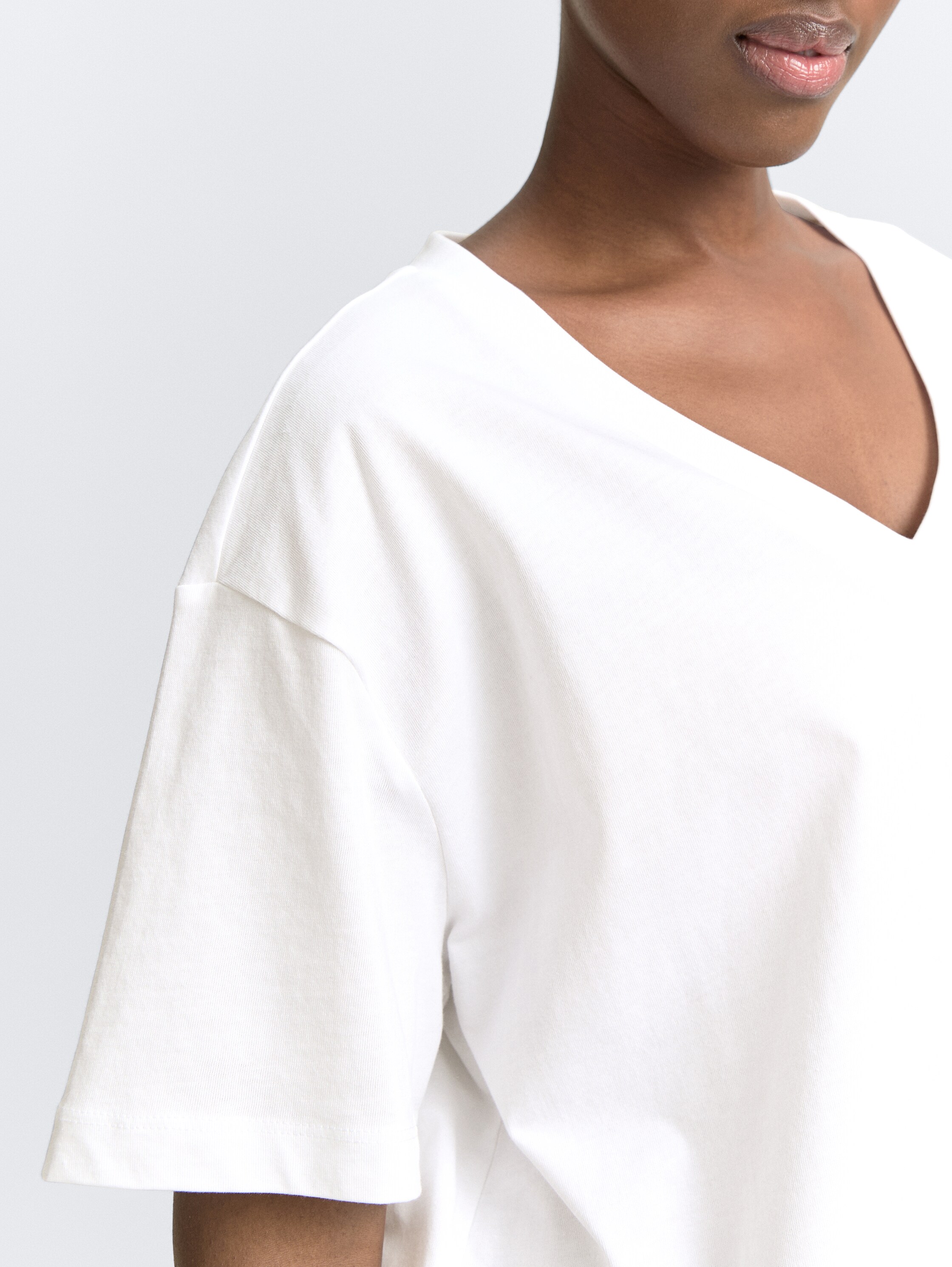 Boxy Fit T-Shirt mit V-Ausschnitt - white - 