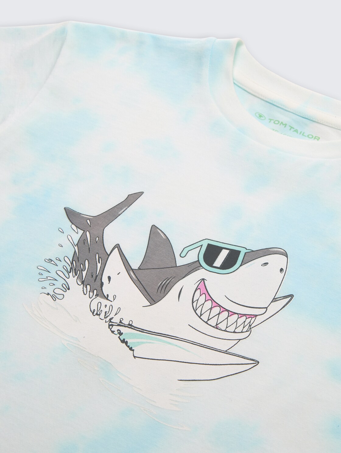 Oversize T-Shirt mit Print - light blue tie dye design - Detail-Model-Ansicht