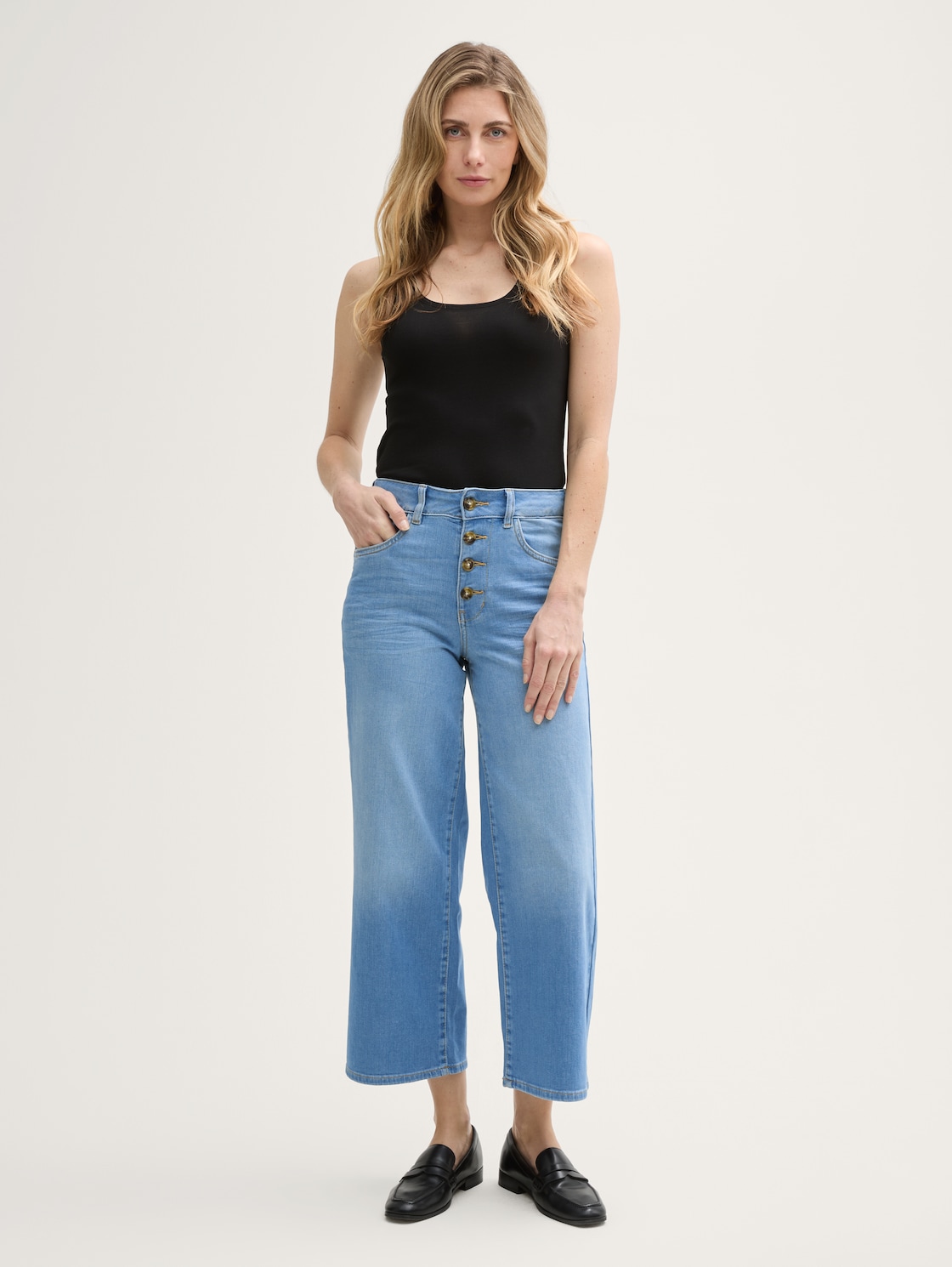 TTNELMA CULOTTE Jeans - Clean Light Stone Blue Denim - Model-Vorderansicht