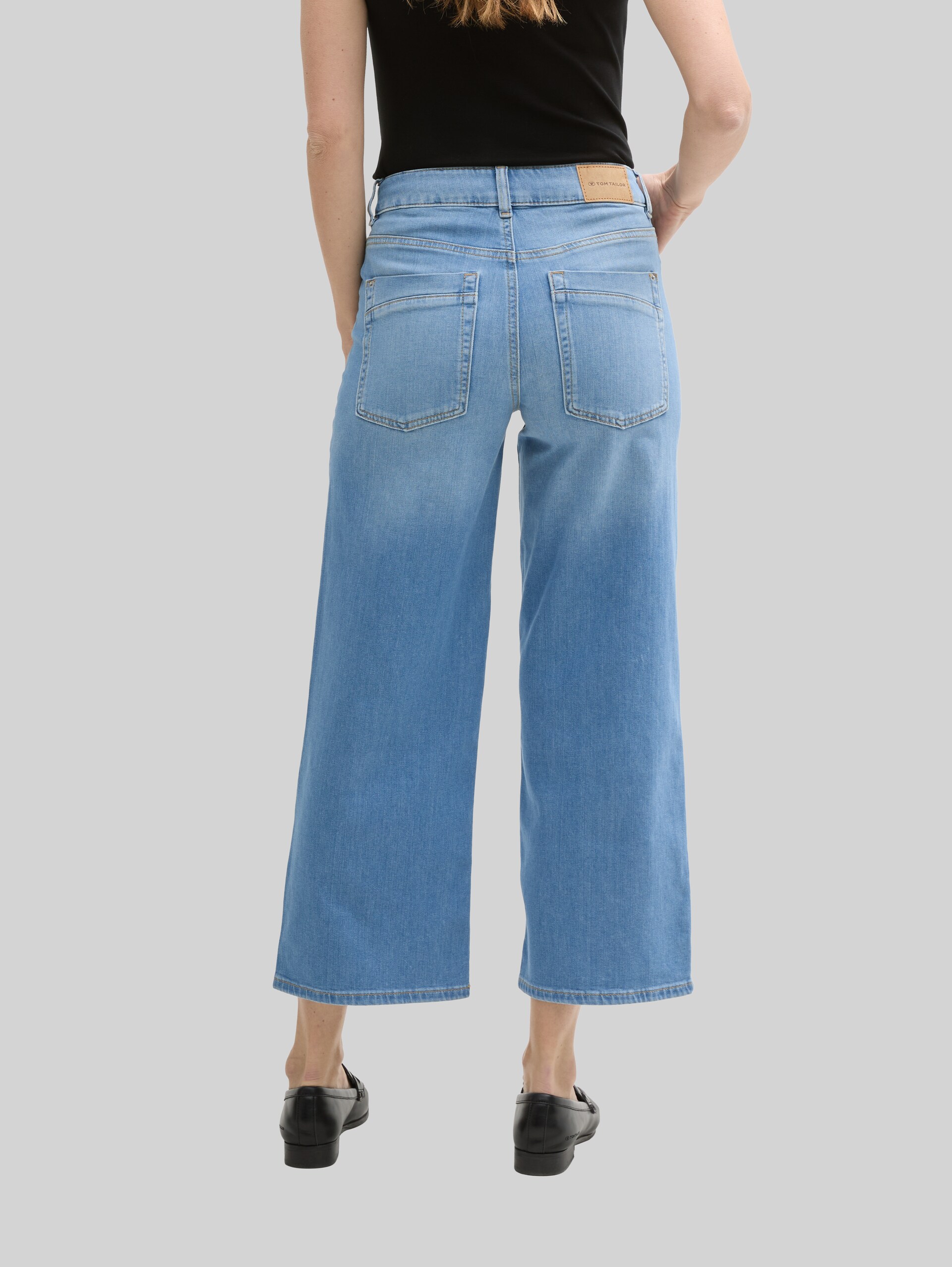 TTNELMA CULOTTE Jeans - Clean Light Stone Blue Denim - Neckline model-back view