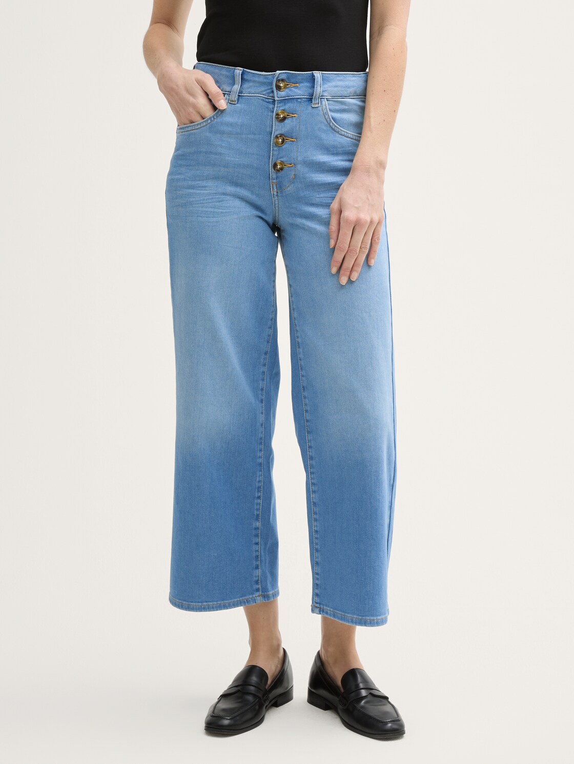 TTNELMA CULOTTE Jeans - Clean Light Stone Blue Denim - Ausschnitt Model-Vorderansicht