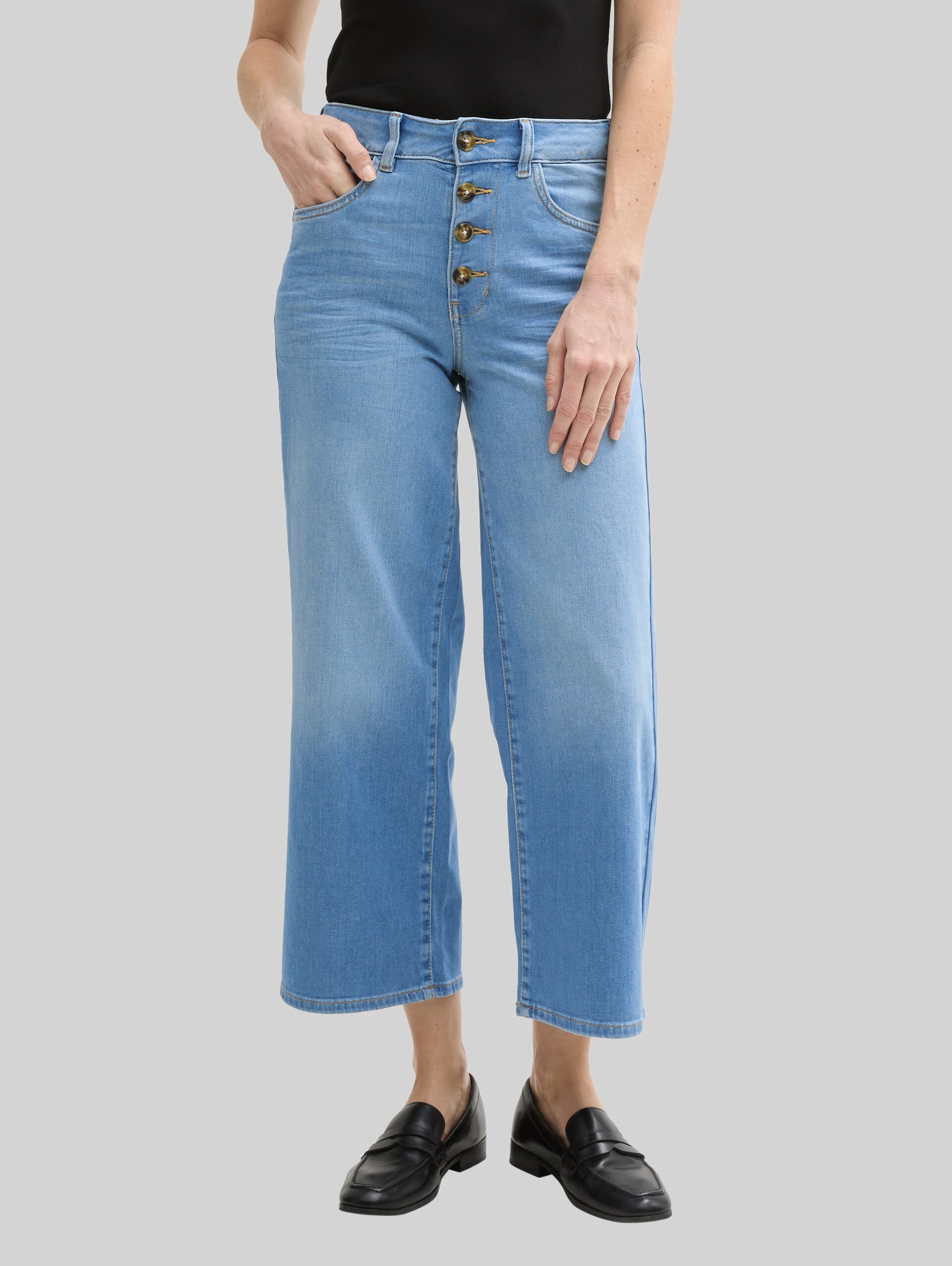 TTNELMA CULOTTE Jeans - Clean Light Stone Blue Denim - Neckline model front view