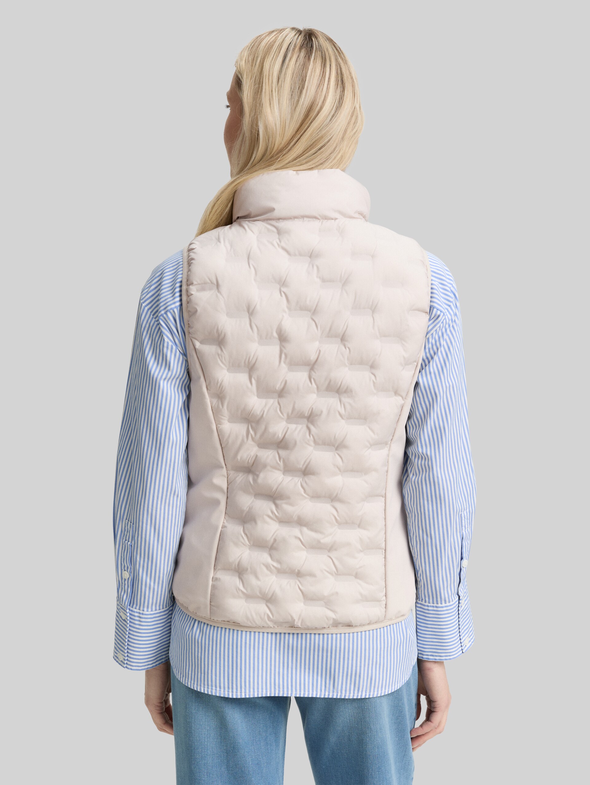 Lightweight quilted waistcoat with stand-up collar - cold beige - Model-back view