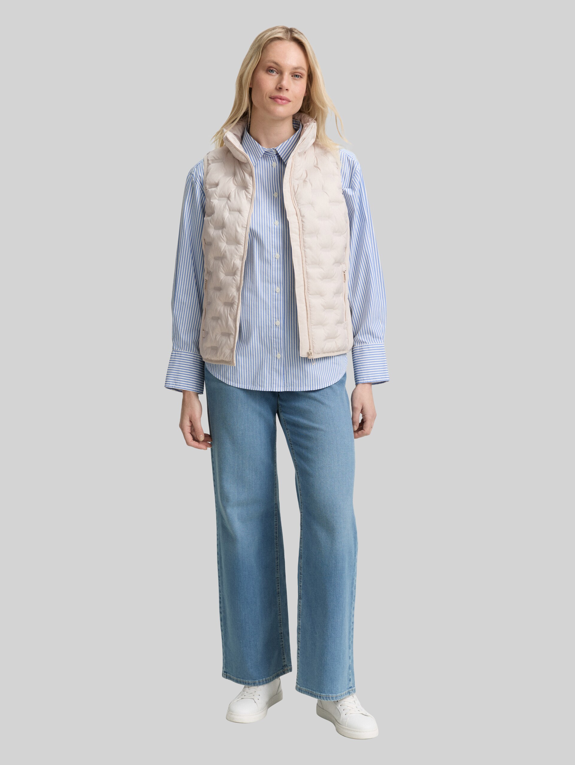 Lightweight quilted waistcoat with stand-up collar - cold beige - side model view