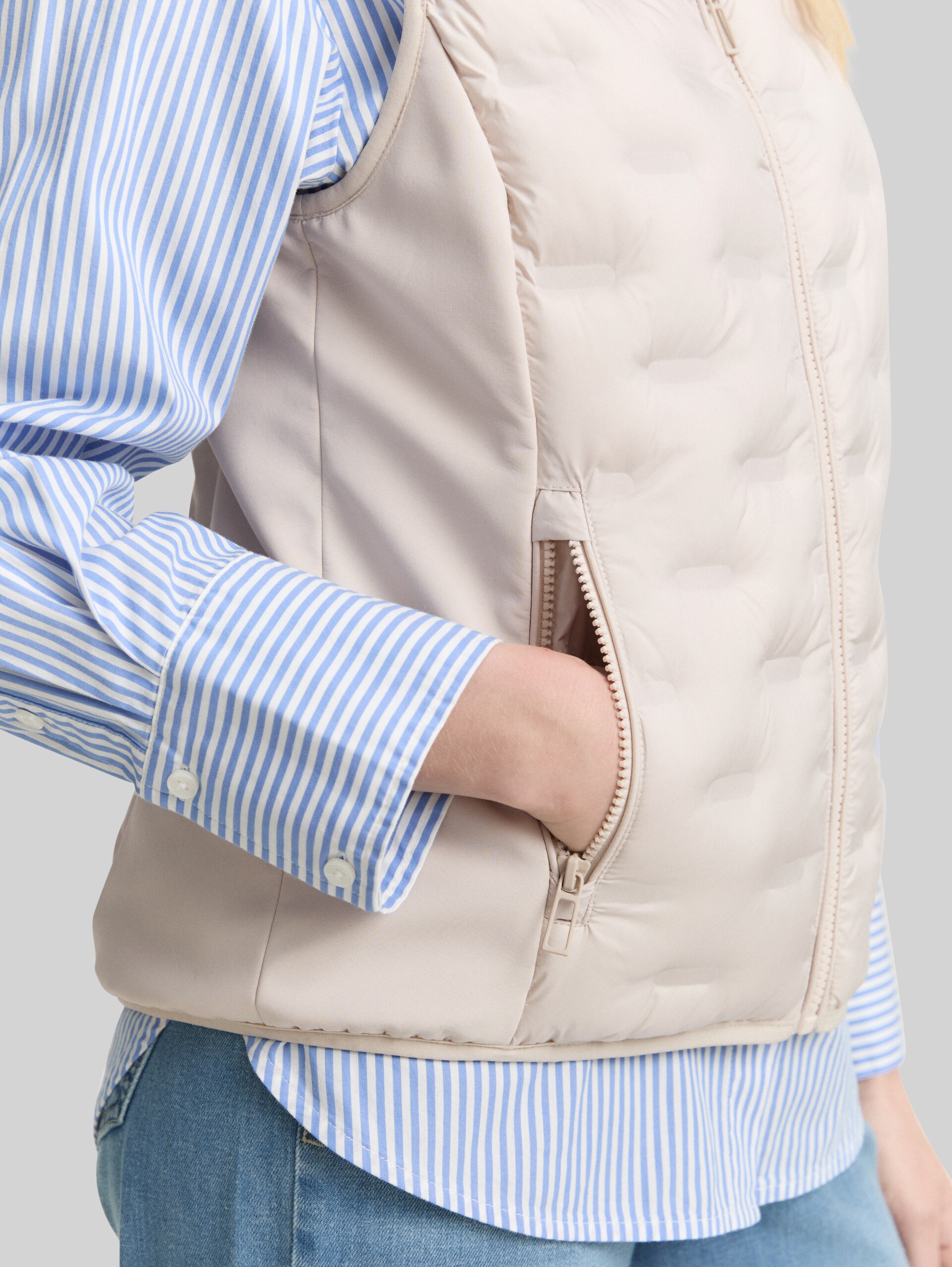 Lightweight quilted waistcoat with stand-up collar - cold beige - Detail model view