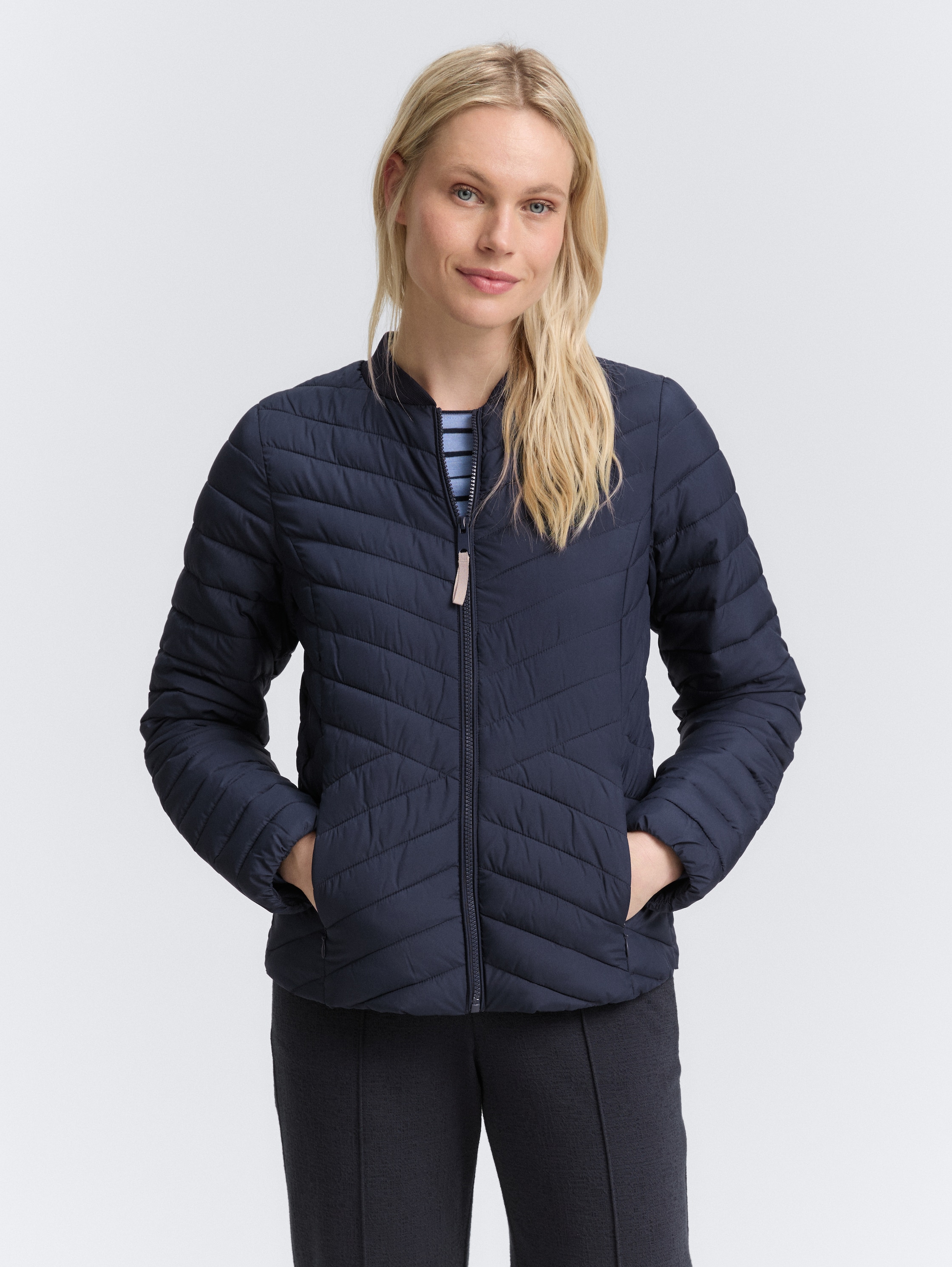 Steppjacke mit Bomberkragen - blau - Model-Vorderansicht