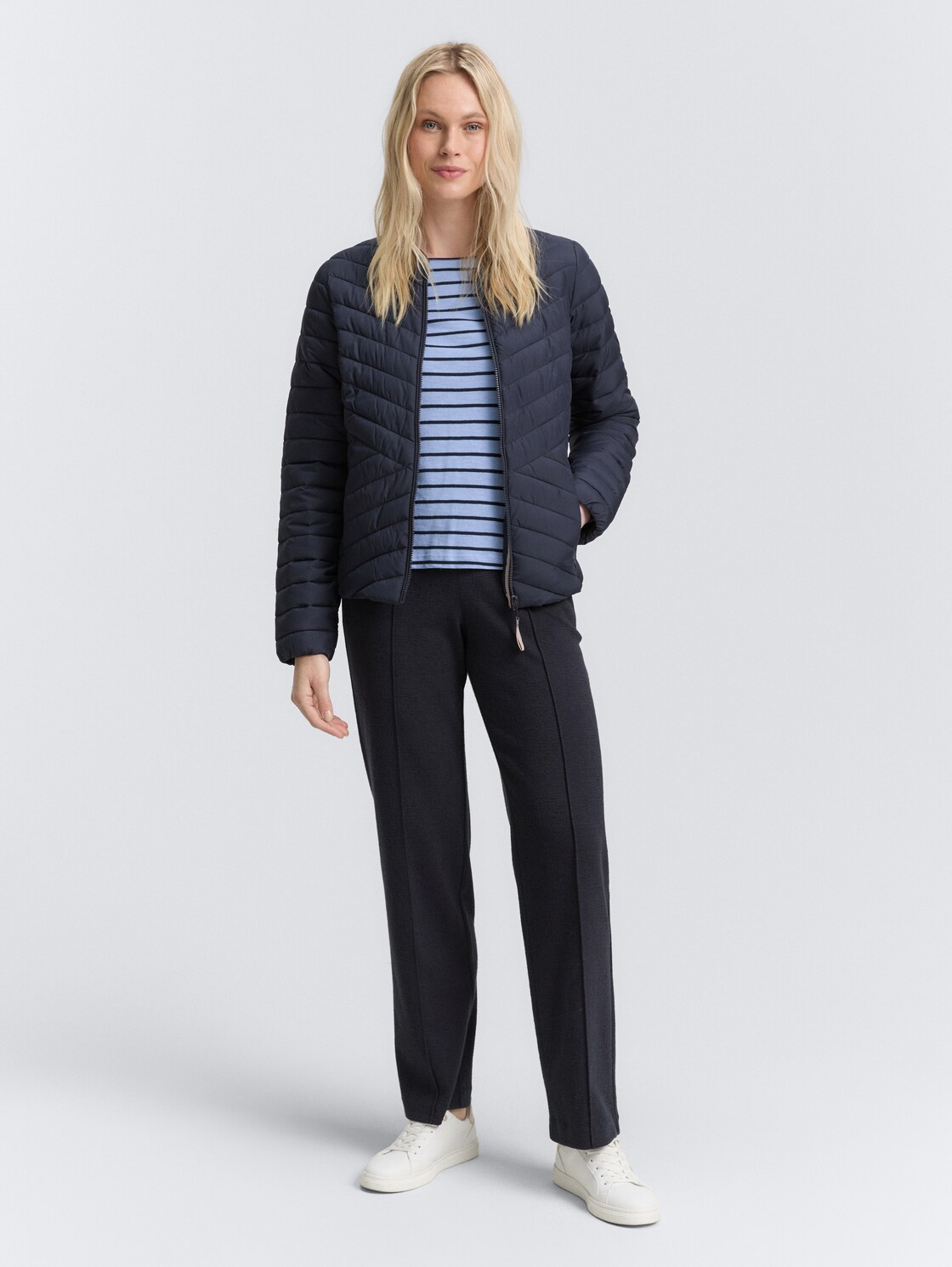 Steppjacke mit Bomberkragen - sky captain blue - seitliche Model-Ansicht