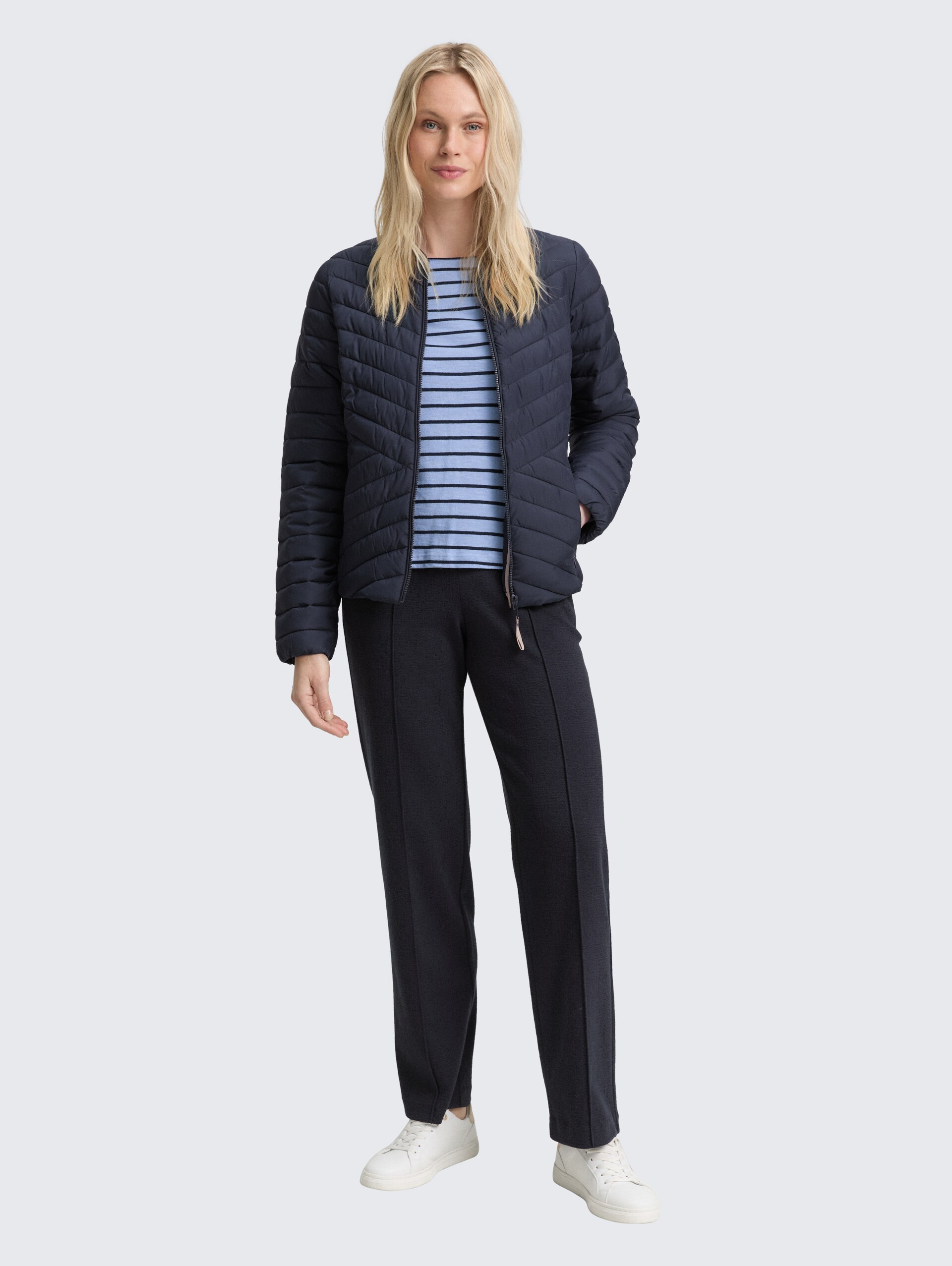 Steppjacke mit Bomberkragen - sky captain blue - seitliche Model-Ansicht