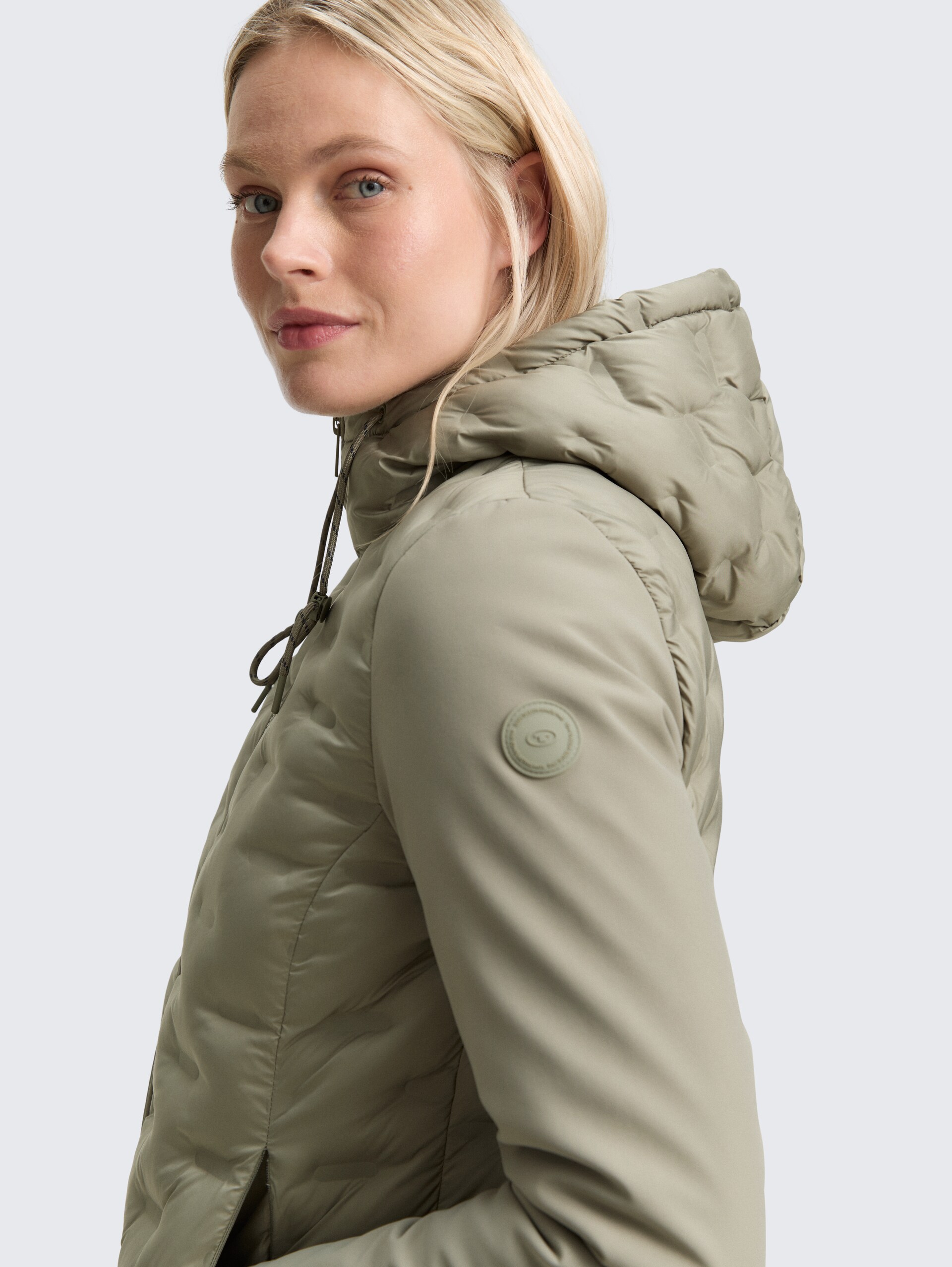 Hybrid Steppjacke mit Kapuze - smoke olive - Detail-Model-Ansicht