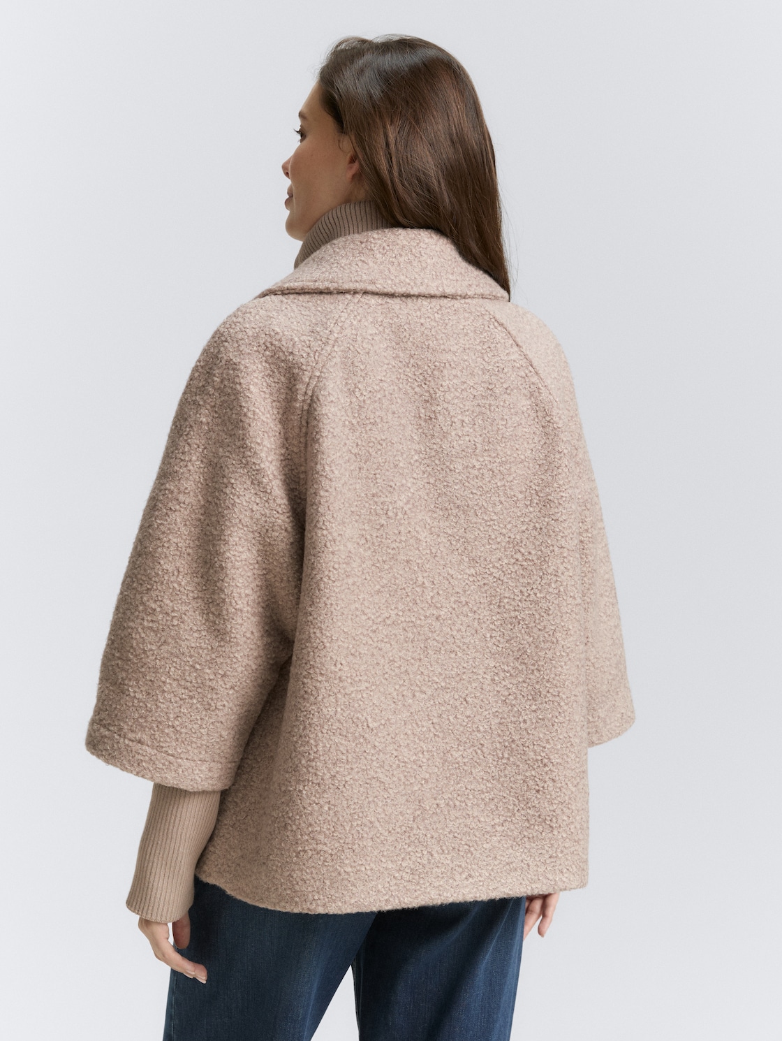 Bouclé Cape Jacke im 2-in-1-Look - boucle beige melange - Model-Rückansicht
