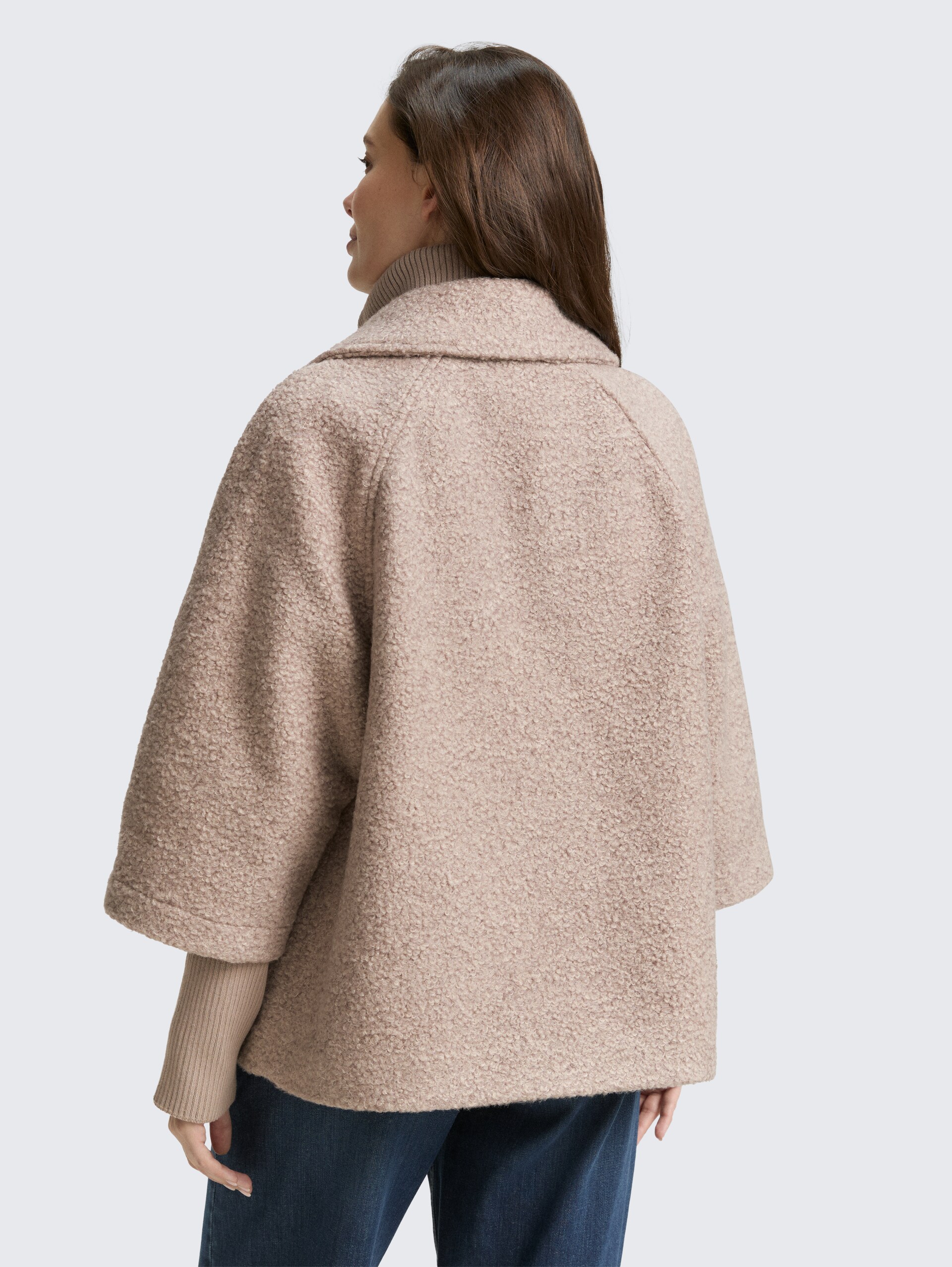 Bouclé Cape Jacke im 2-in-1-Look - boucle beige melange - Model-Rückansicht