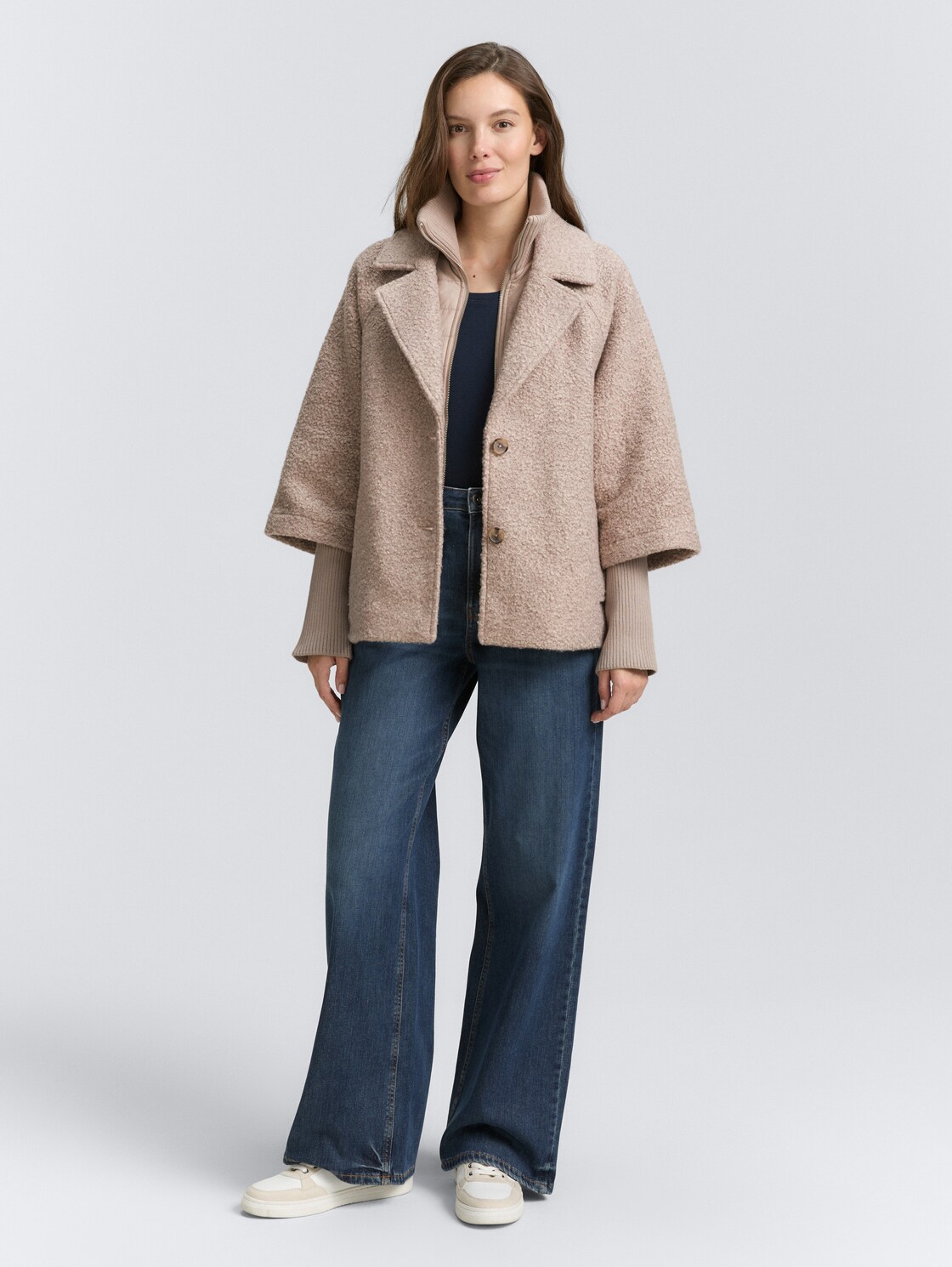 Bouclé Cape Jacke im 2-in-1-Look - boucle beige melange - seitliche Model-Ansicht