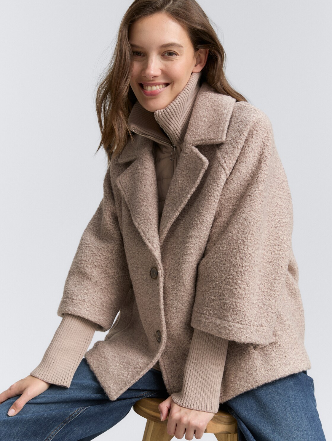 Bouclé Cape Jacke im 2-in-1-Look - boucle beige melange - Detail-Model-Ansicht