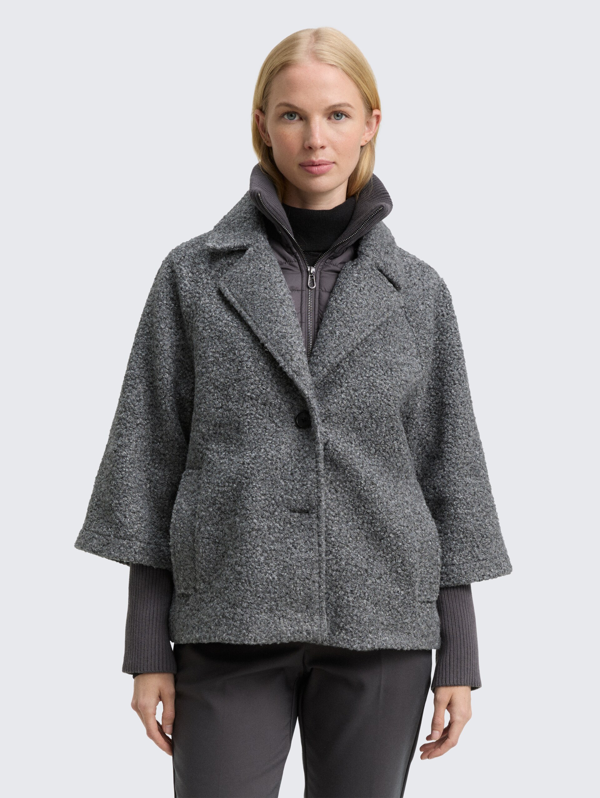 Bouclé Cape Jacke im 2-in-1-Look - dark anthra melange - Model-Vorderansicht