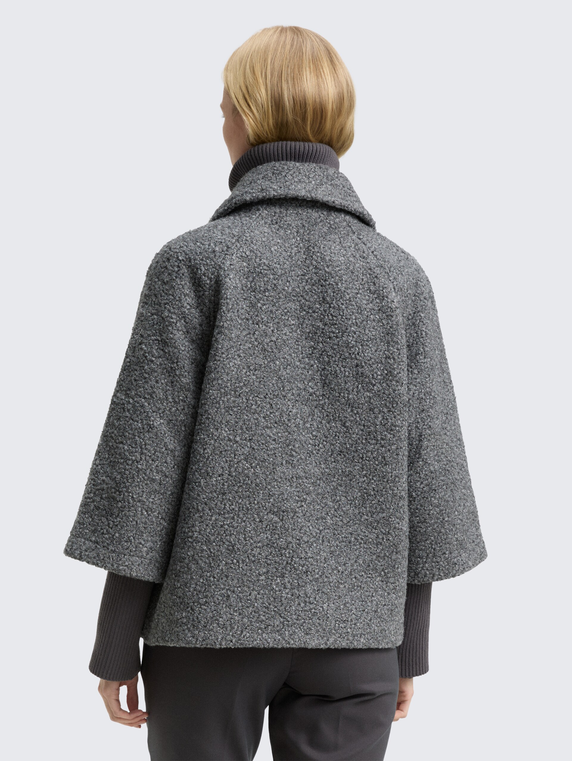 Bouclé Cape Jacke im 2-in-1-Look - dark anthra melange - Model-Rückansicht