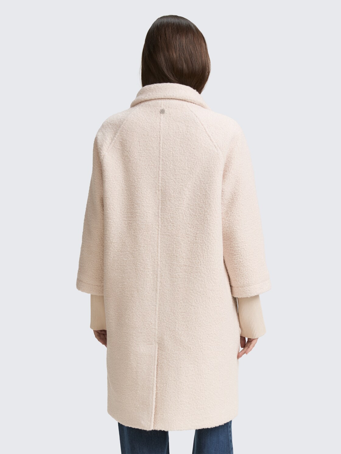 Bouclé Mantel mit Stehkragen - cold beige - Model-Rückansicht