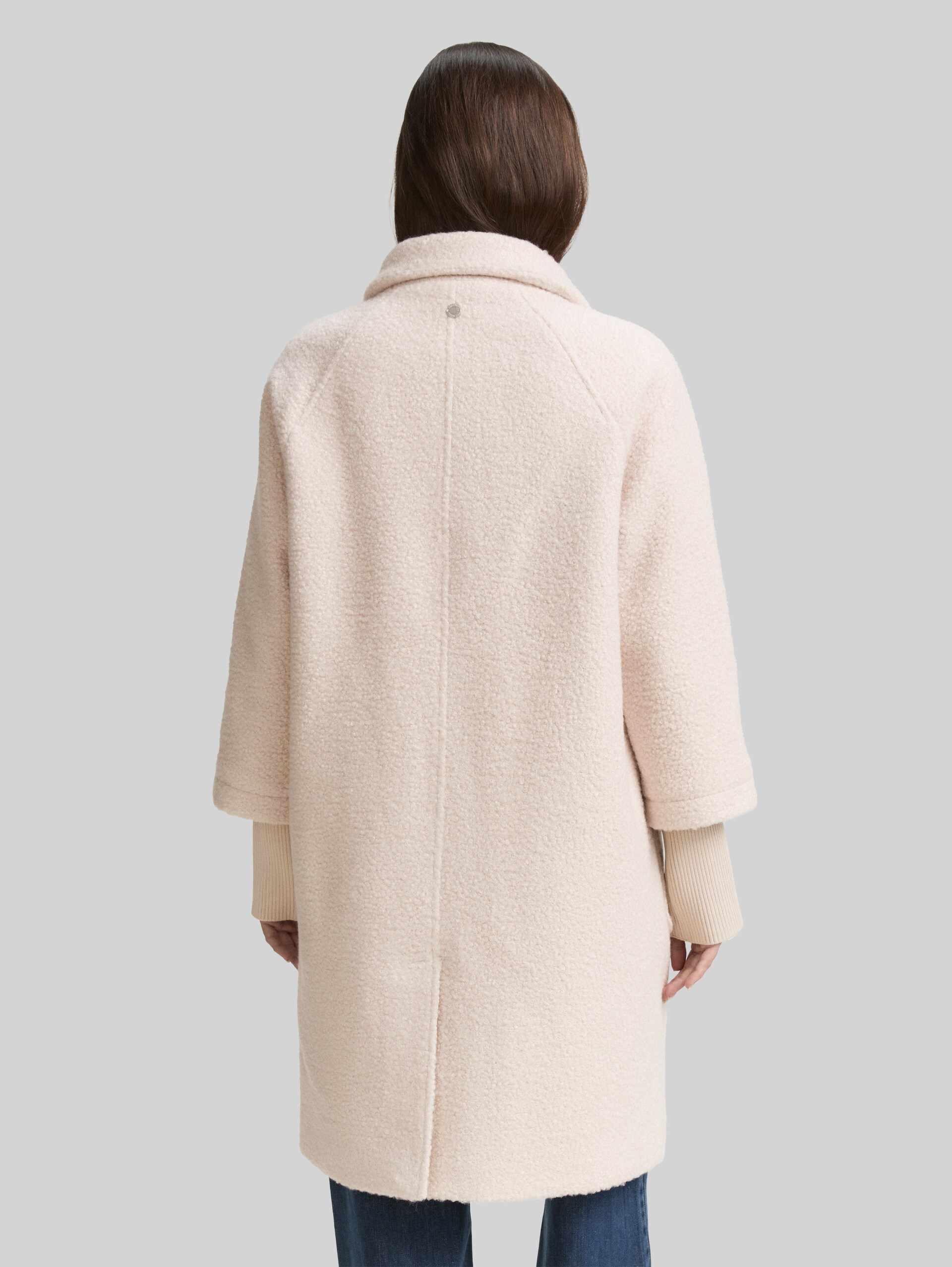 Bouclé Mantel mit Stehkragen - cold beige - Model-Rückansicht