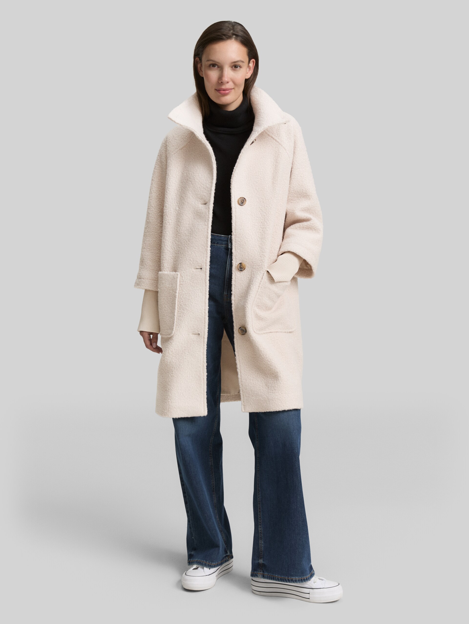 Bouclé Mantel mit Stehkragen - cold beige - seitliche Model-Ansicht