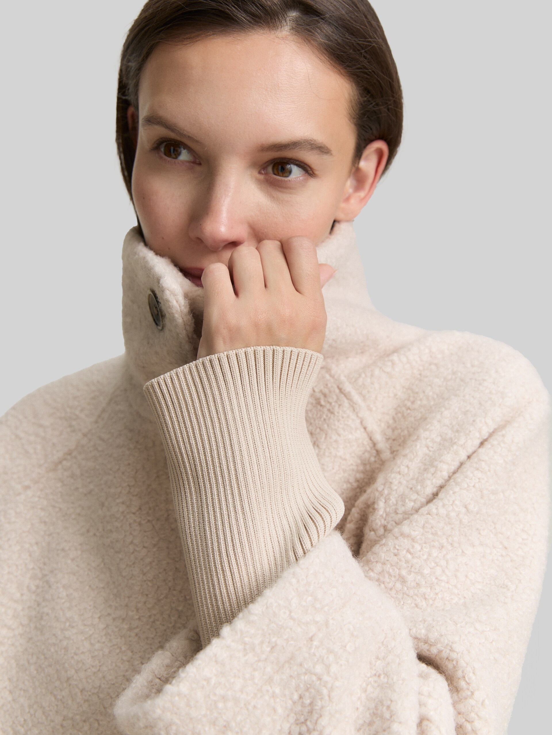 Bouclé Mantel mit Stehkragen - cold beige - Detail-Model-Ansicht