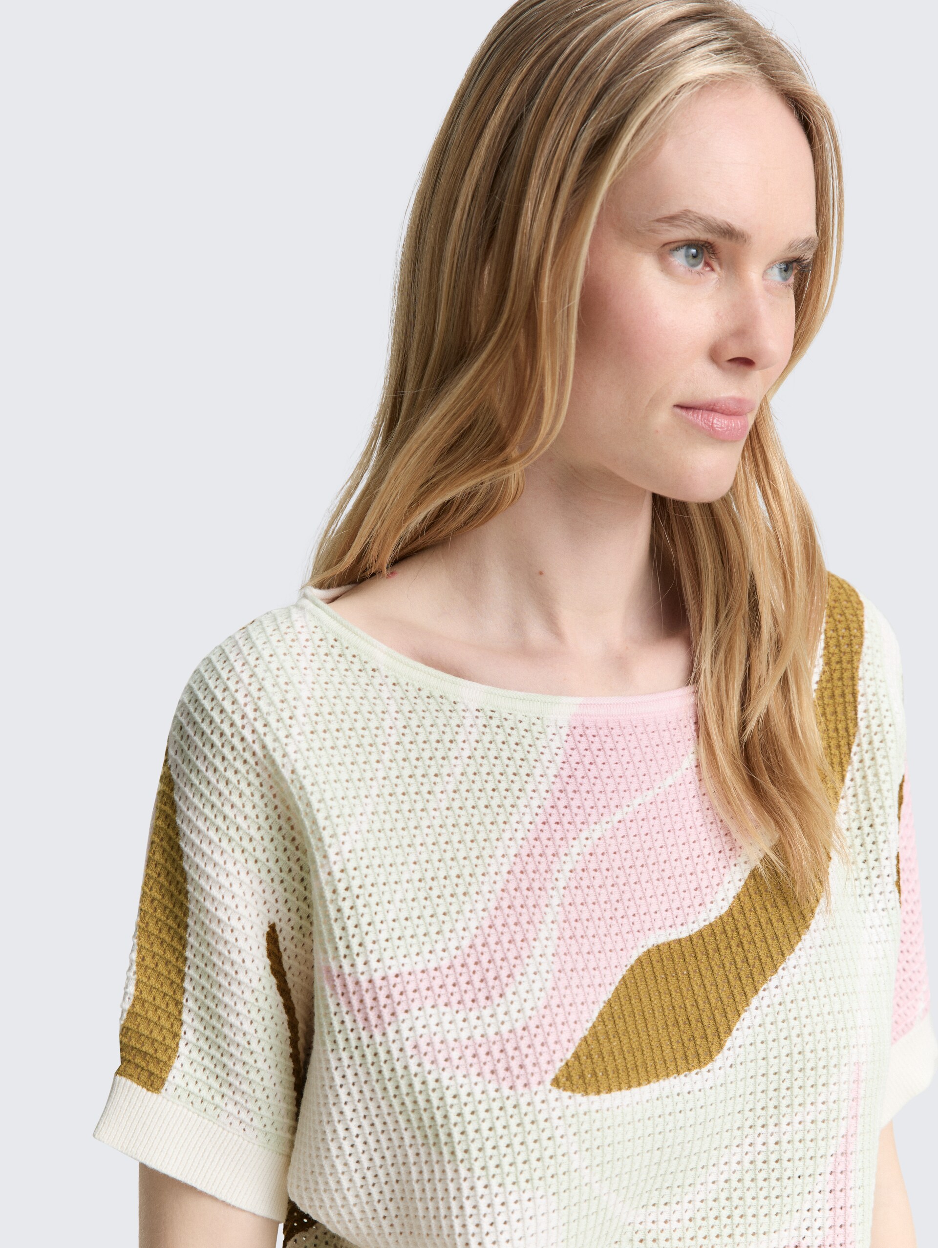 Strickpullover mit Muster - Whisper White - Detail-Model-Ansicht