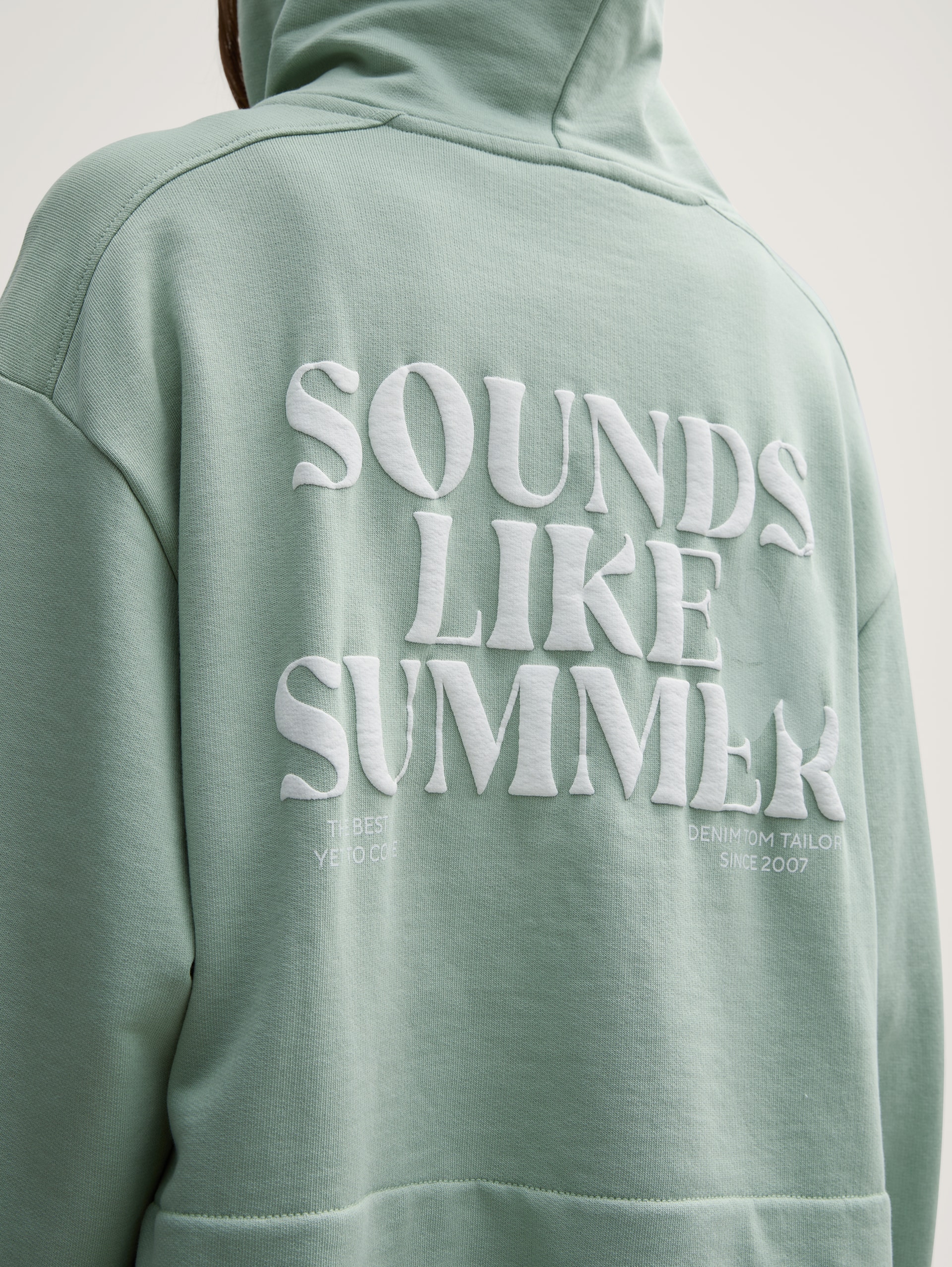 Oversized hoodie Sweatjack met print - Fresh Mint Green - Detailaanzicht model