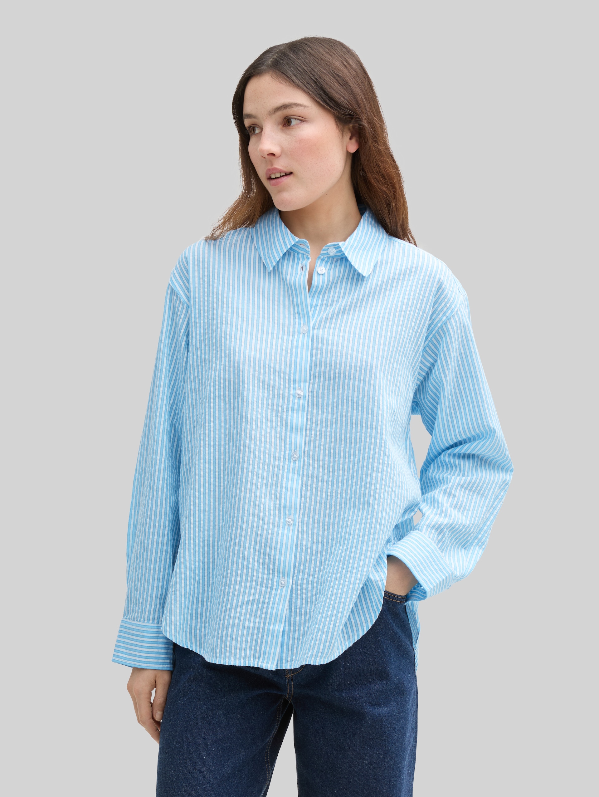 Loose Fit Seersucker Hemdbluse mit Streifenmuster - vertical blue white stripe - Ausschnitt Model-Vorderansicht