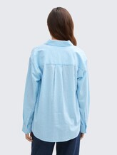 Loose Fit Seersucker Hemdbluse mit Streifenmuster - vertical blue white stripe - Auschnitt Model-Rückansicht