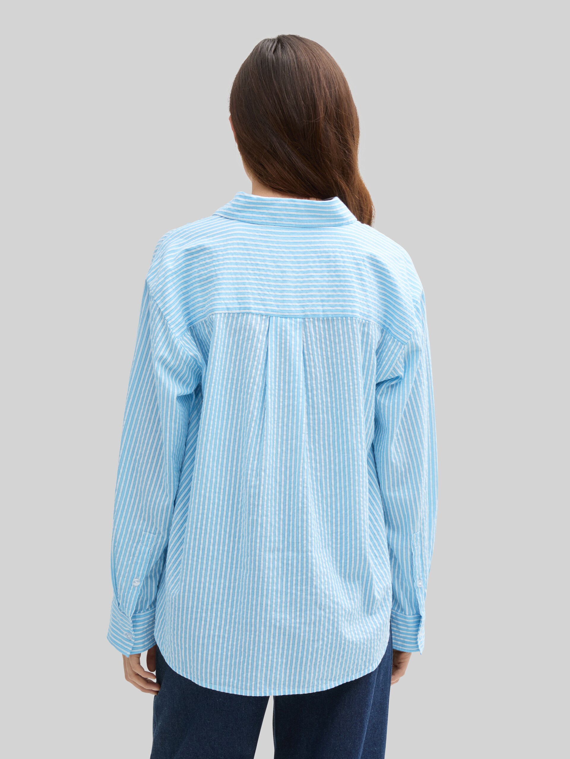 Loose Fit Seersucker Hemdbluse mit Streifenmuster - vertical blue white stripe - Auschnitt Model-Rückansicht