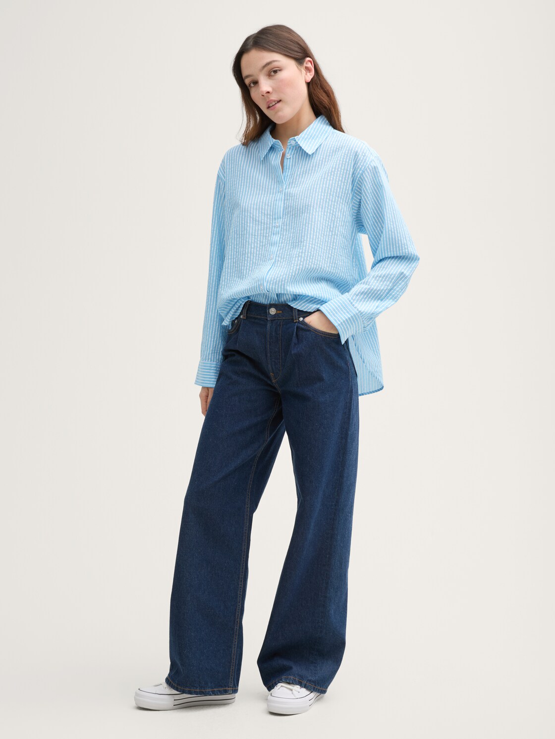 Loose Fit Seersucker Hemdbluse mit Streifenmuster - vertical blue white stripe - Model-Vorderansicht