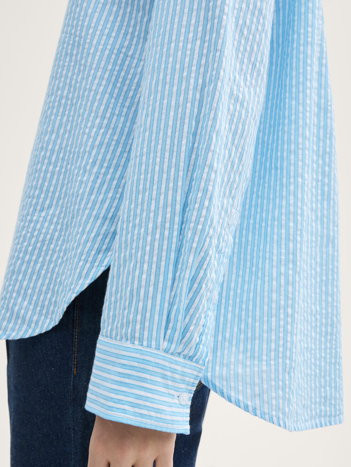 Loose Fit Seersucker Hemdbluse mit Streifenmuster - vertical blue white stripe - Detail-Model-Ansicht