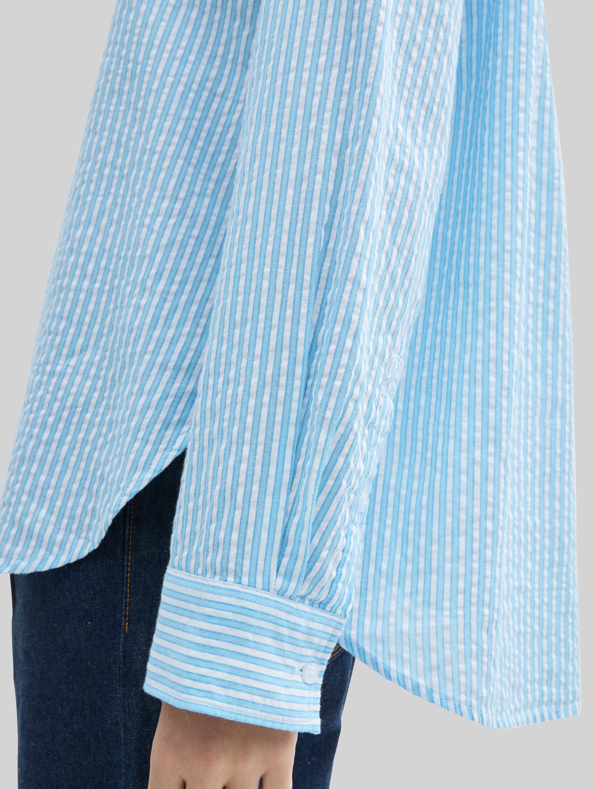 Loose Fit Seersucker Hemdbluse mit Streifenmuster - vertical blue white stripe - Detail-Model-Ansicht